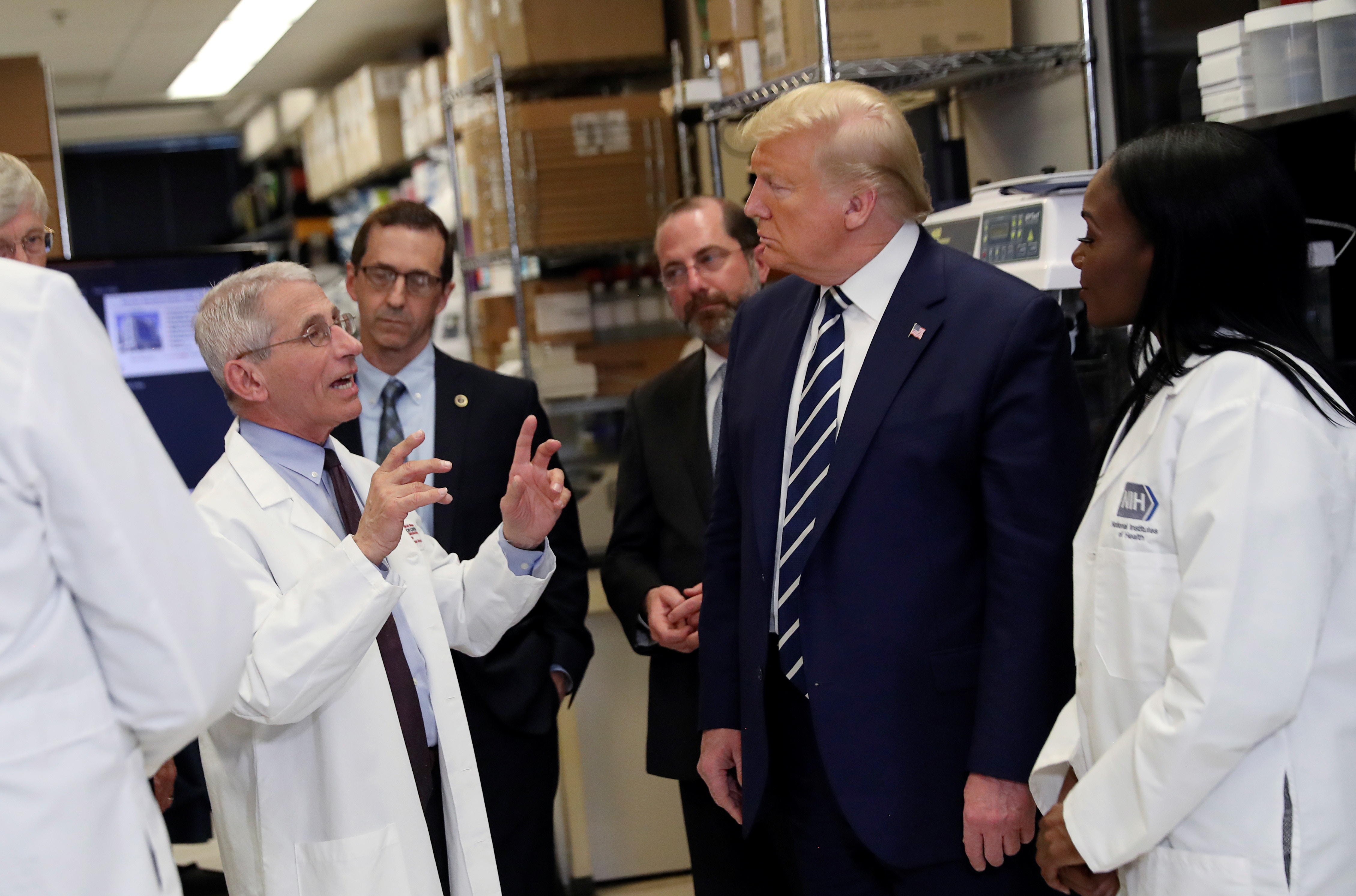 美國總統特朗普（Donald Trump）曾到訪疫苗研究中心，聽取匯報。（Reuters）