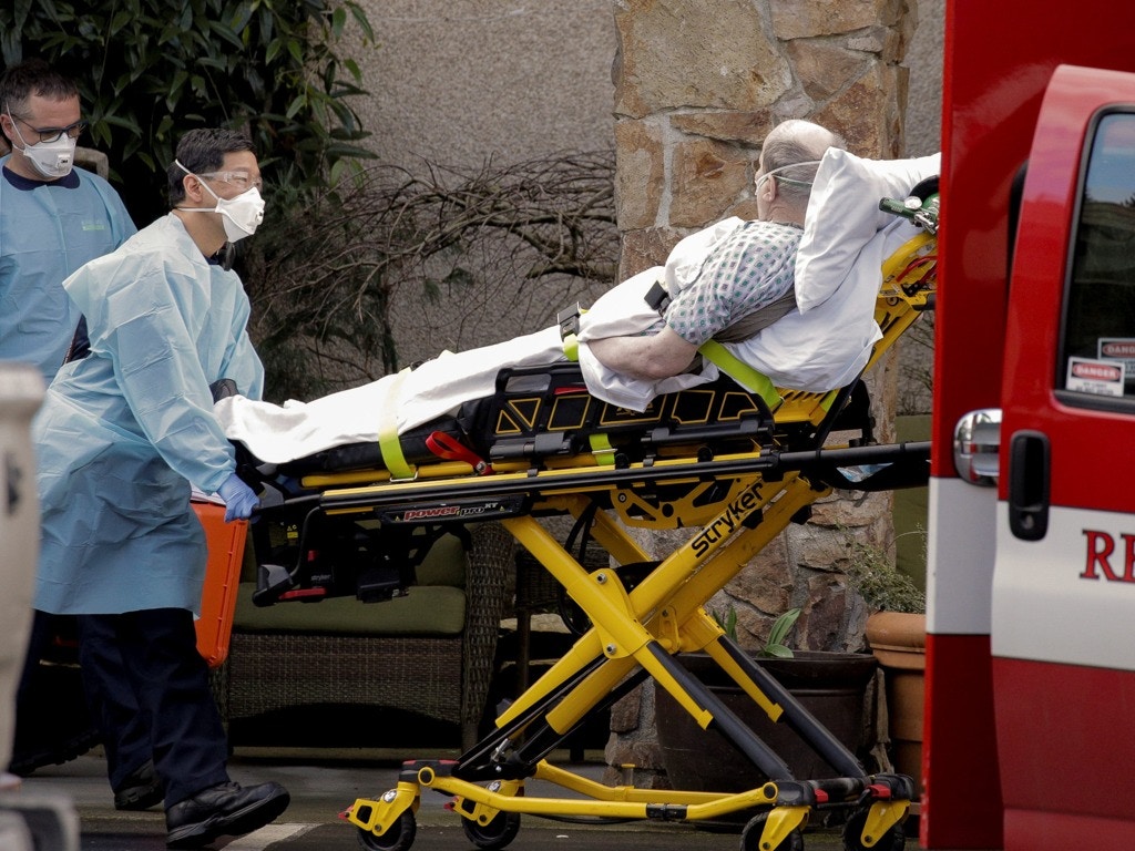 美国华盛顿州柯克兰市生命护理中心在2020年3月3日发生疫情之后，美国基层应对新冠肺炎的无助也由此呈现。（路透社）