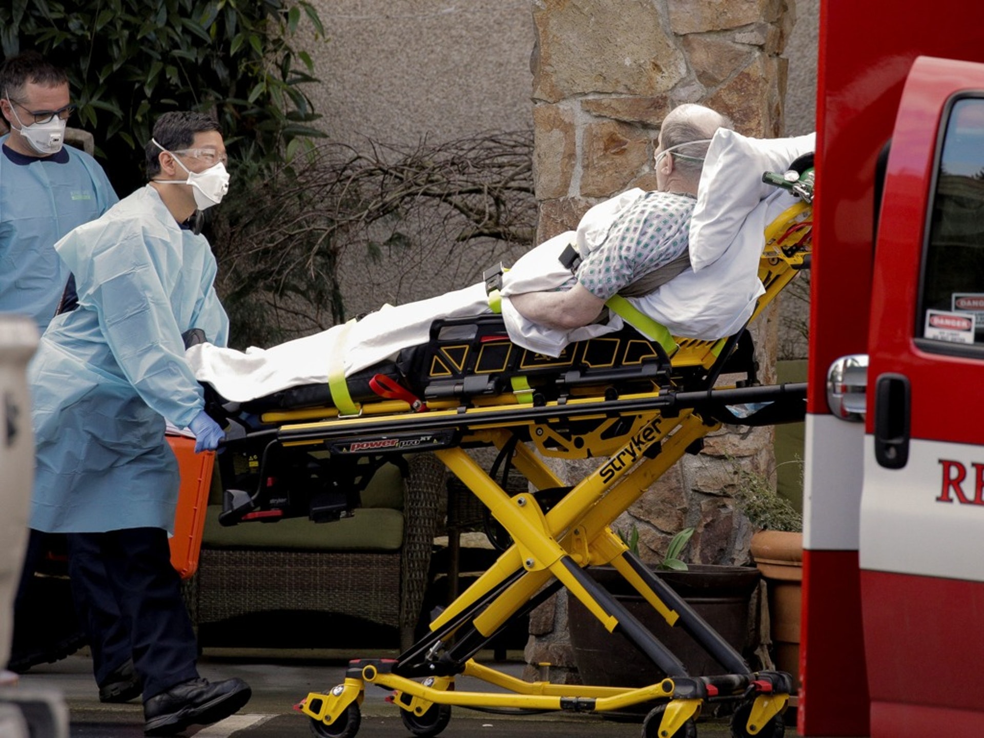 美国华盛顿州柯克兰市生命护理中心在2020年3月3日发生疫情之后,美国基层应对新冠肺炎的无助也由此呈现。(路透社)