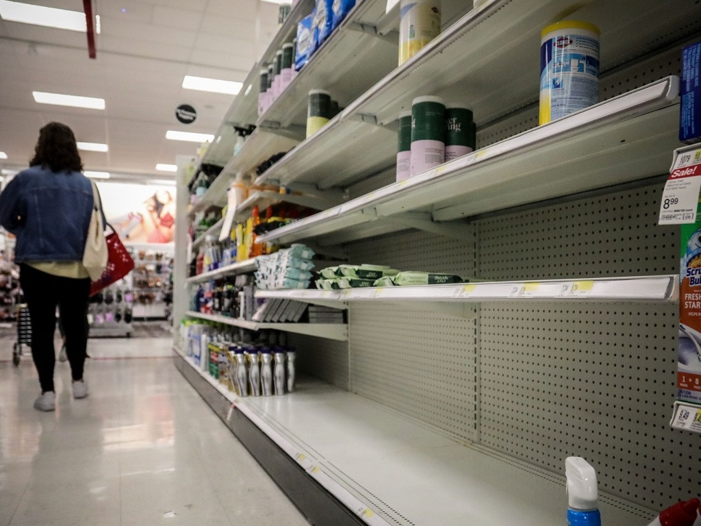 随着疫情信息逐渐散布开来，美国各地先后爆发抢购风潮，卫生纸、消毒用品、口罩等日用品瞬间就被抢购一空。（美联社）