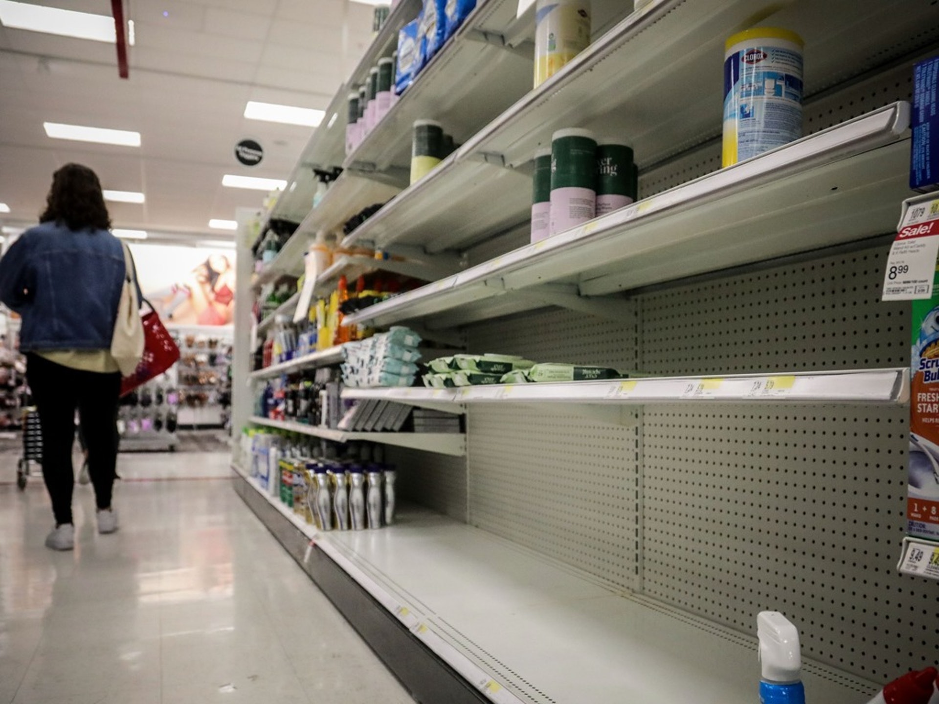随着疫情信息逐渐散布开来,美国各地先后爆发抢购风潮,卫生纸、消毒用品、口罩等日用品瞬间就被抢购一空。(美联社)