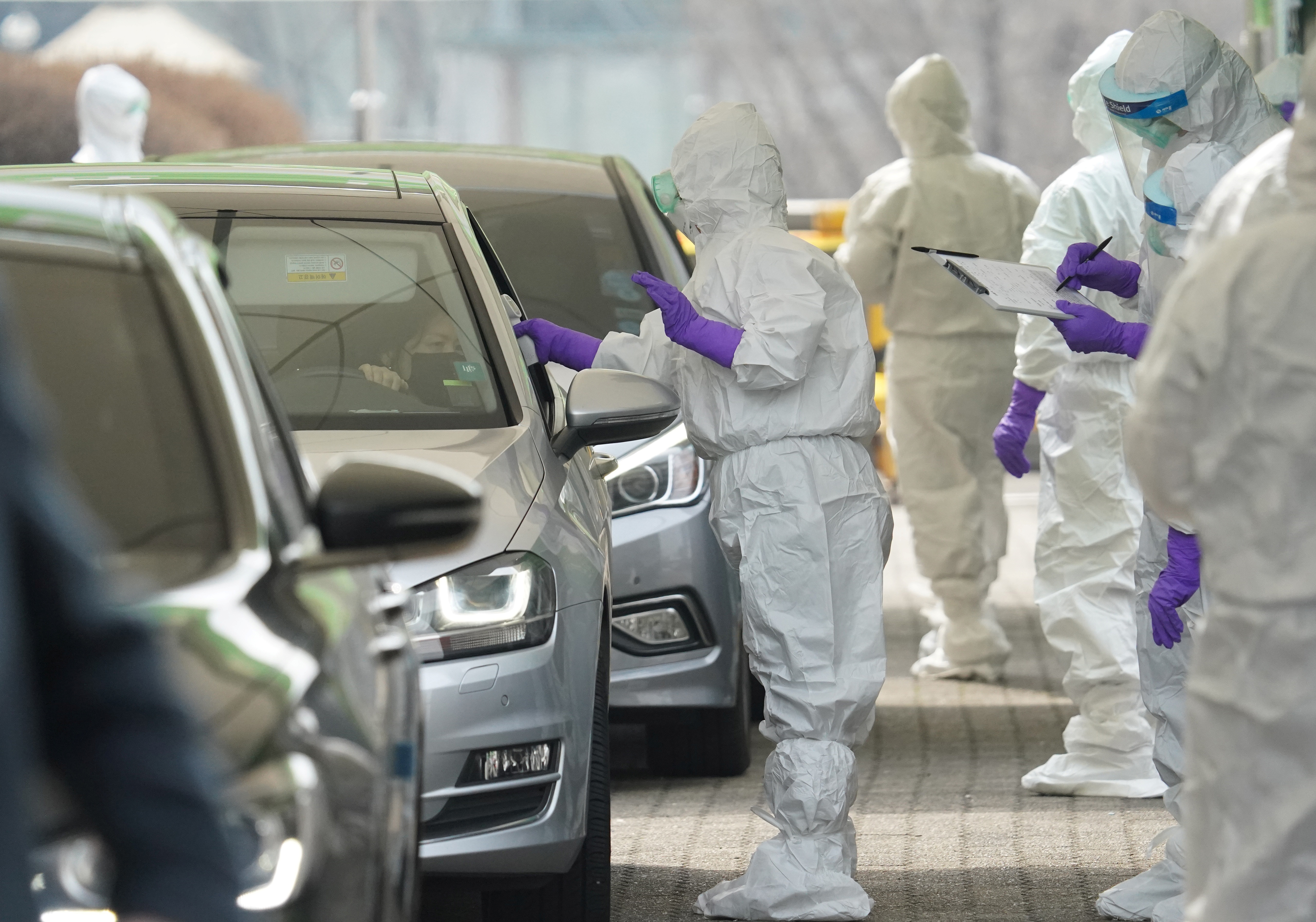當局表示，有關措施能減低醫療人員的防護服及口罩消耗。圖為2020年3月3日，韓國首爾多名市民在車道檢測站排隊接受檢疫。（Reuters）