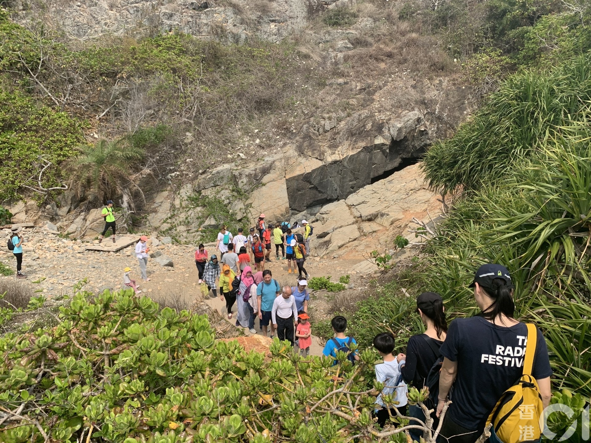 近日各區的山頭人頭湧湧，人山人海。（曾凱欣攝）