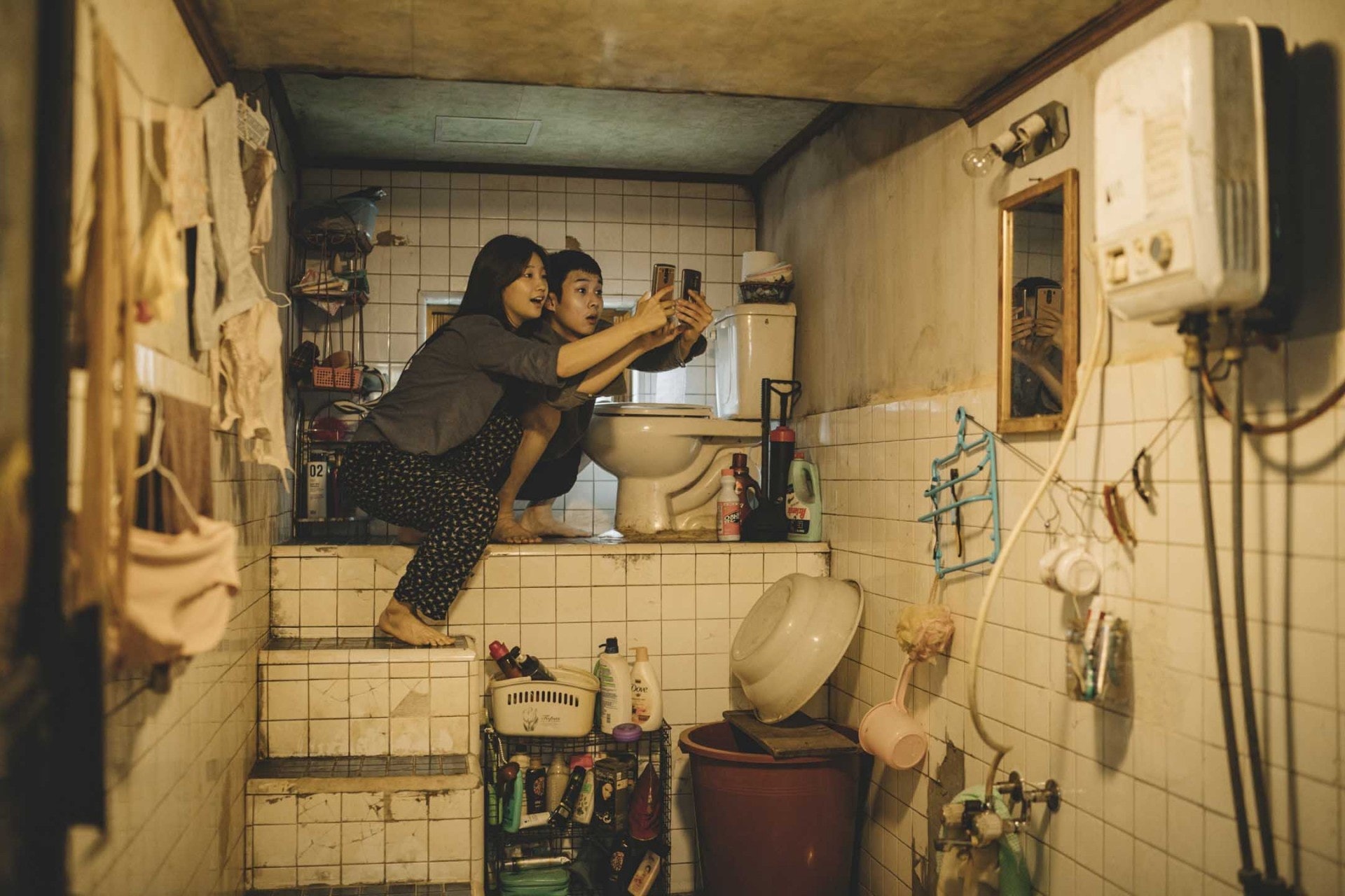 在奧斯卡橫掃多個獎項的《上流寄生族》,正是富人與窮人之間的故事。(電影劇照) 在奧斯卡橫掃多個獎項的《上流寄生族》,正是富人與窮人之間的故事。(電影劇照)