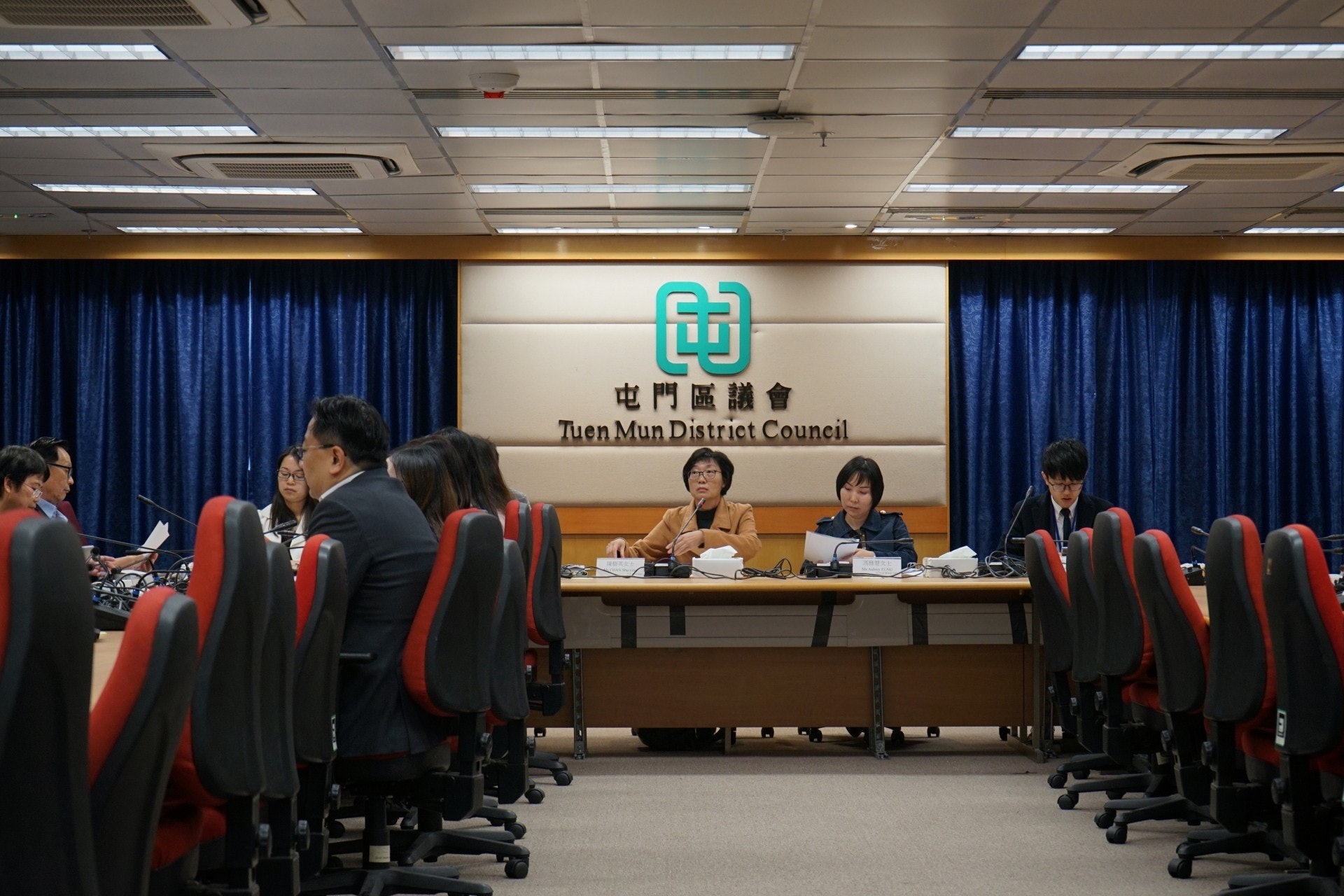 屯門區議會會議,民主黨盧俊宇及朱凱廸新西團隊羅佩麗曾動議,要求民建聯主席李慧瓊及其黨友賴嘉汶代表全港區議會到武漢視察。(資料圖片/呂諾君攝) 屯門區議會會議,民主黨盧俊宇及朱凱廸新西團隊羅佩麗曾動議,要求民建聯主席李慧瓊及其黨友賴嘉汶代表全港區議會到武漢視察。(資料圖片/呂諾君攝)