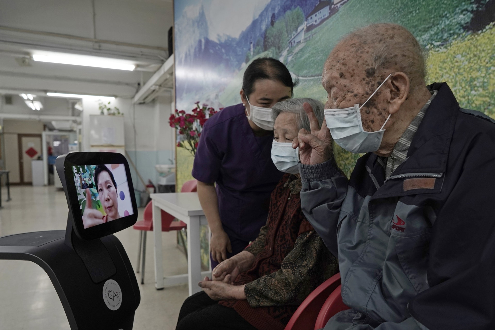 香港有長者中心亦利用機械人,安排長者和家人進行視像通話。(美聯社) 香港有長者中心亦利用機械人,安排長者和家人進行視像通話。(美聯社)