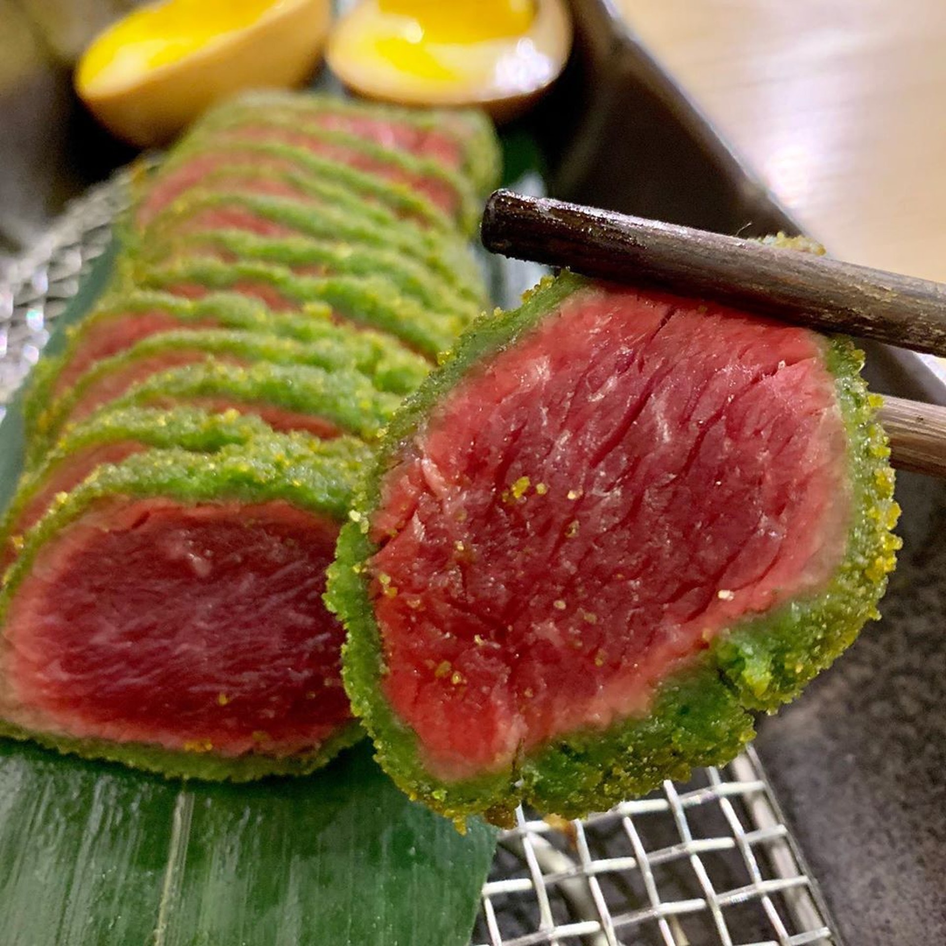 【2.5】而餐廳必試的有$128石燒香草吉列牛拼溏心蛋,吉列牛外脆內多汁,十分特別。(Instagram @happymanfoodie) 【2.5】而餐廳必試的有$128石燒香草吉列牛拼溏心蛋,吉列牛外脆內多汁,十分特別。(Instagram @happymanfoodie)