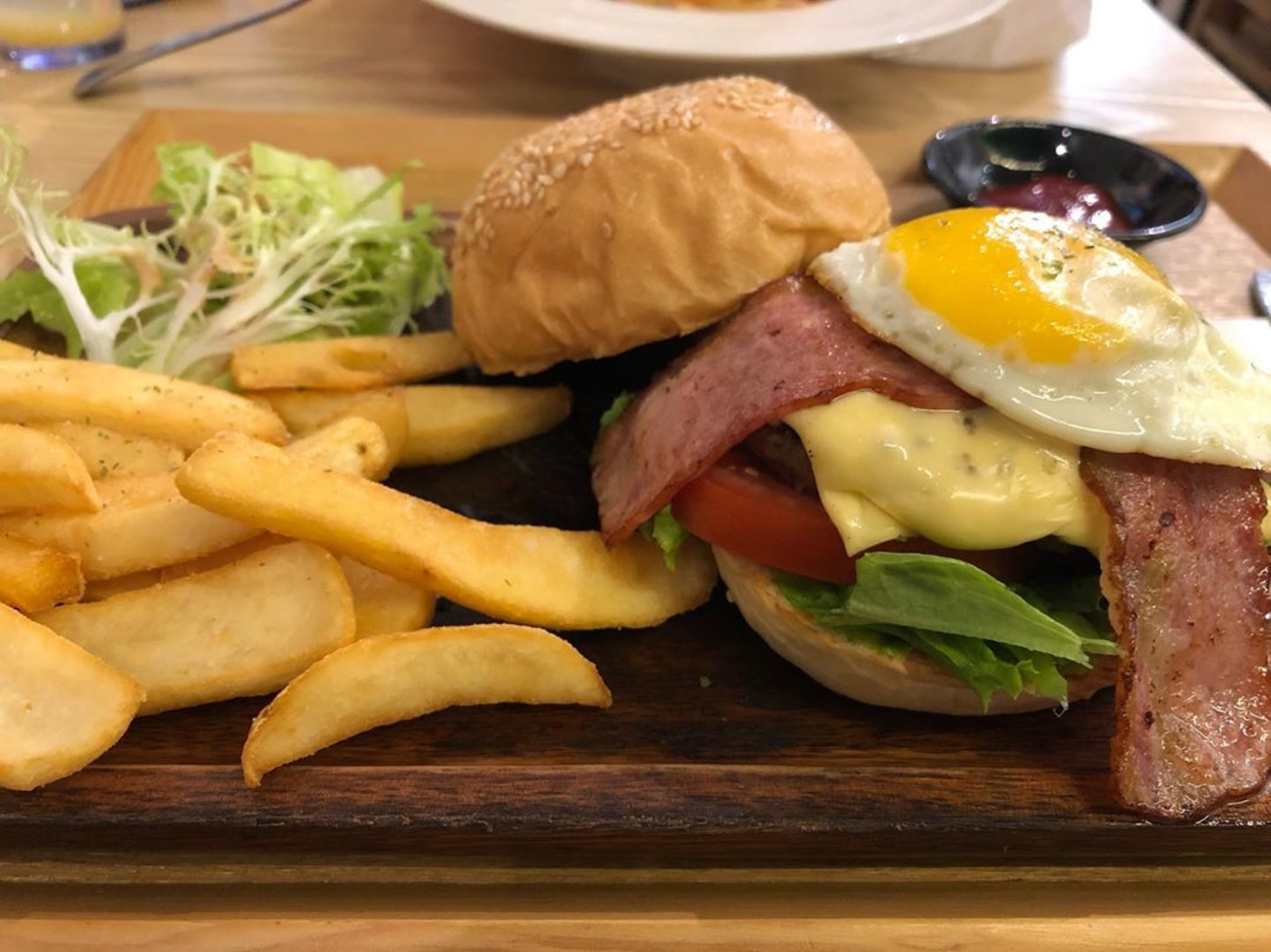 【2.2】初見推出的午市$58起送飲品,有多款拉麵、意粉、漢堡包、飯類選擇,想吃刺身的話隨時有刺身丼。(Instagram @gourmethuhu) 【2.2】初見推出的午市$58起送飲品,有多款拉麵、意粉、漢堡包、飯類選擇,想吃刺身的話隨時有刺身丼。(Instagram @gourmethuhu)