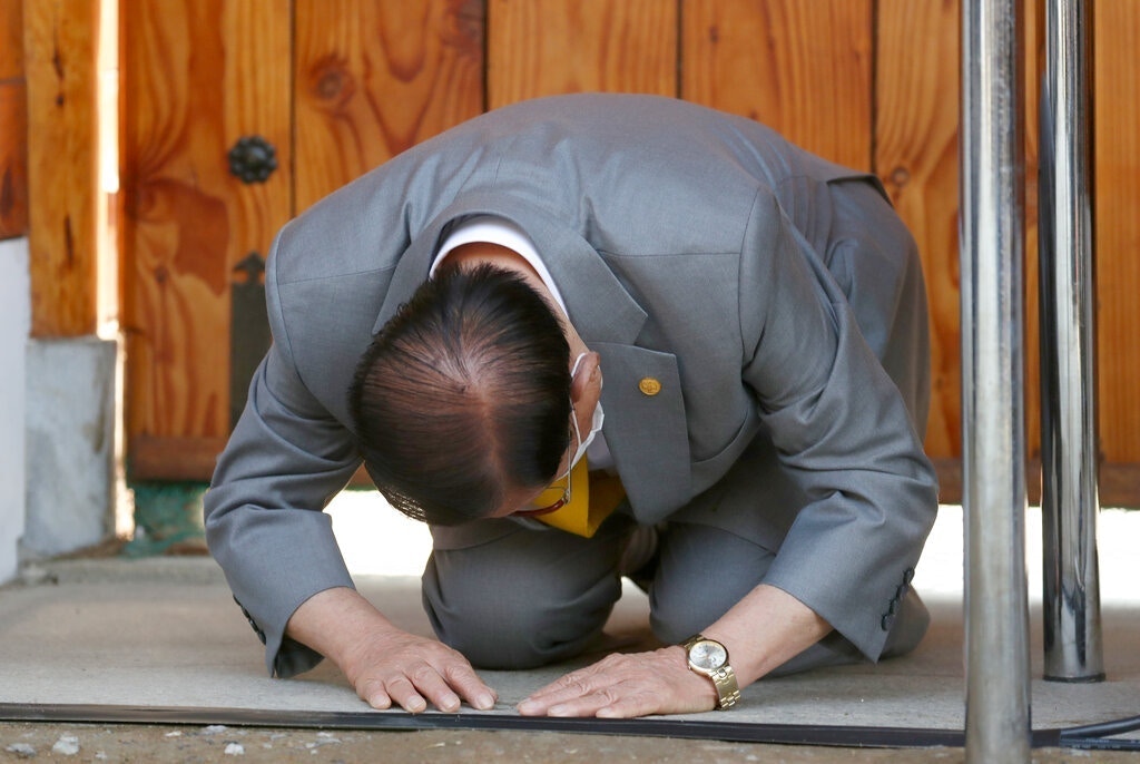 韓國新天地教教主李萬熙3月2日在加平郡出席記者會，期間跪地道歉。（AP）