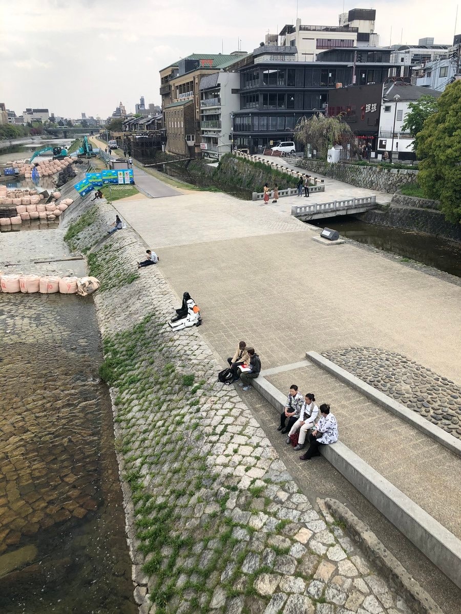 森林山路 開講opentalk 京都靈異景點 日本歷史景點今天講講 三条河原 有人話京都沒有其他地方比這裡更恐怖 但之前和在京都 讀書的朋友經過附近 但又唔覺得恐怖 京都有一條河流叫 鴨川 為了讓人渡河 建了一條 三條大橋 而這座橋附近的河床被稱為