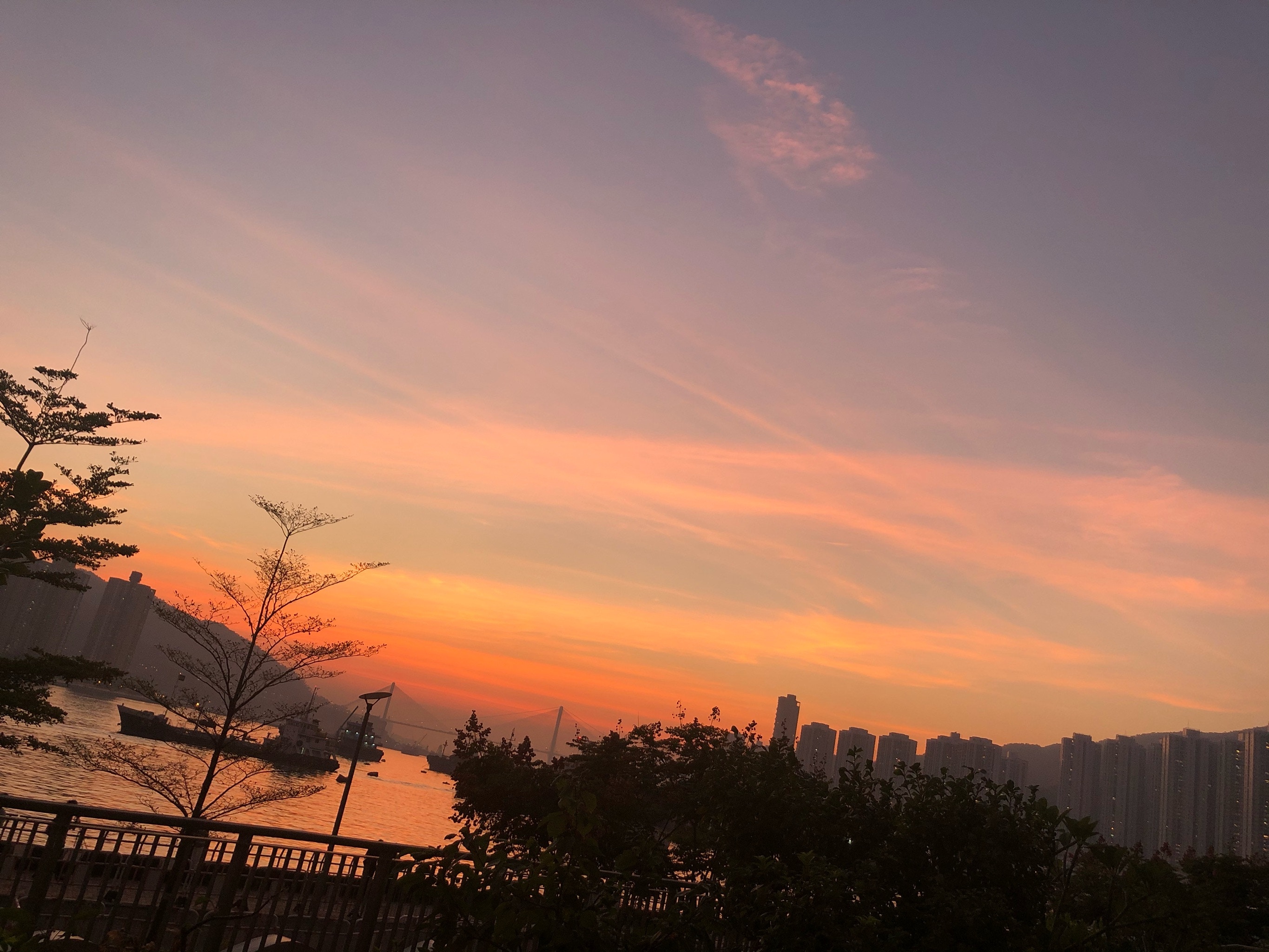 慢活主義 開講opentalk 香港隨手拍 荃灣西 日落 晚霞 赤色天空世界在變 卻暗藏變幻的軌跡 天際有日出日落 人間有起伏跌宕 構成了高低交錯的生活變奏曲 動聽與否 在於心境 Blogger 豹紋魚