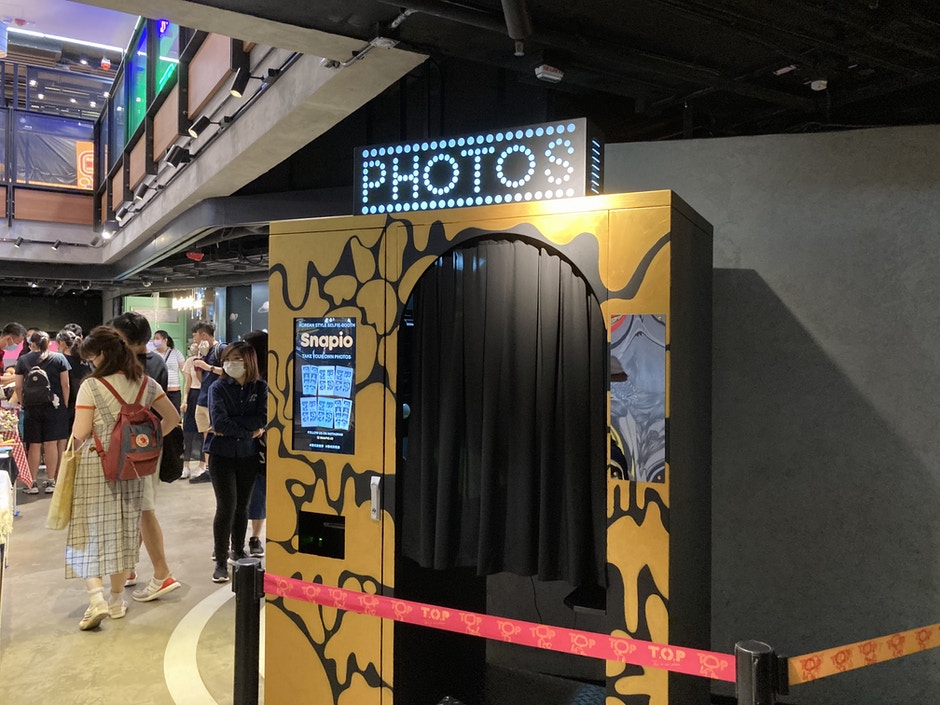 港女四圍走 開講opentalk 港女我都已經一把年紀 而家好少去旺角呢啲年青人 包括我學生時代 最愛流連嘅地方 今日一去先發現旺角top商場 原來開左好多新鋪 又有野睇 又有野食 美少女戰士餐廳完全滿足左我嘅少女回憶 而家貼紙相機已經買少見少 呢度就有一部 港女四圍走 開講opentalk 港女我都已經一把年紀 而家好少去旺角呢啲年青人 包括我學生時代 最愛流連嘅地方 今日一去先發現旺角top商場 原來開左好多新鋪 又有野睇 又有野食 美少女戰士餐廳完全滿足左我嘅少女回憶 而家貼紙相機已經買少見少 呢度就有一部