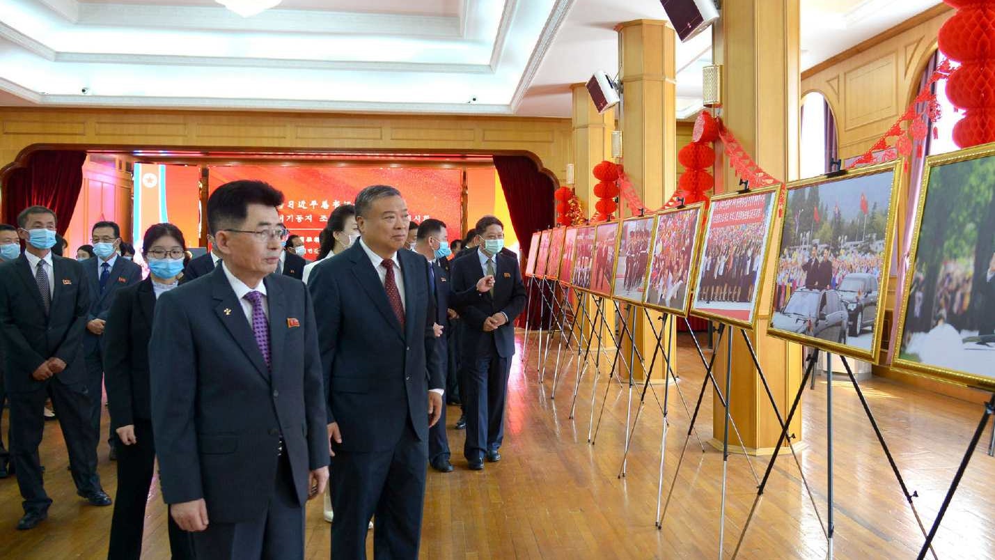 中國大使館舉辦習近平訪朝圖片展 朝鮮派部長級人馬出席 中國大使館舉辦習近平訪朝圖片展 朝鮮派部長級人馬出席