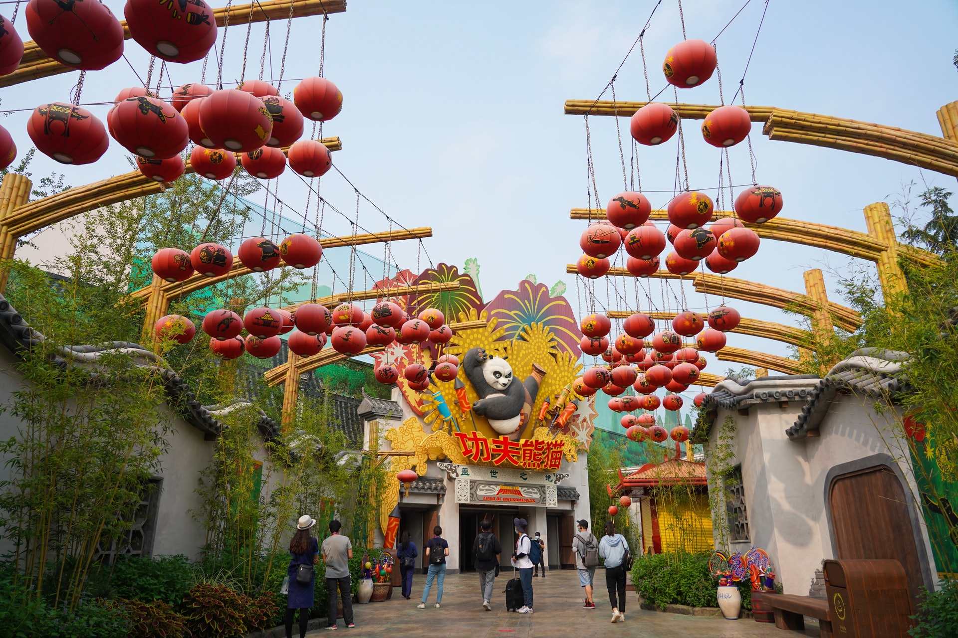 北京環球影城主題公園的功夫熊貓蓋世之地景區。（新華社）