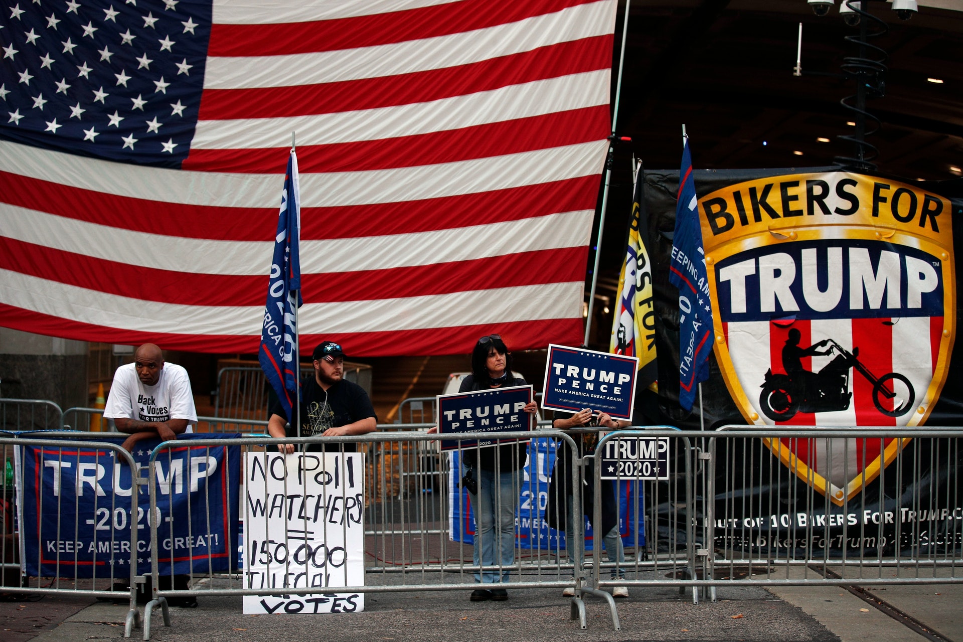 2020年11月8日，特朗普總統的支持者在費城賓夕法尼亞會議中心外面抗議，而在2020年大選要求民主黨總統拜登的第二天。（AP）