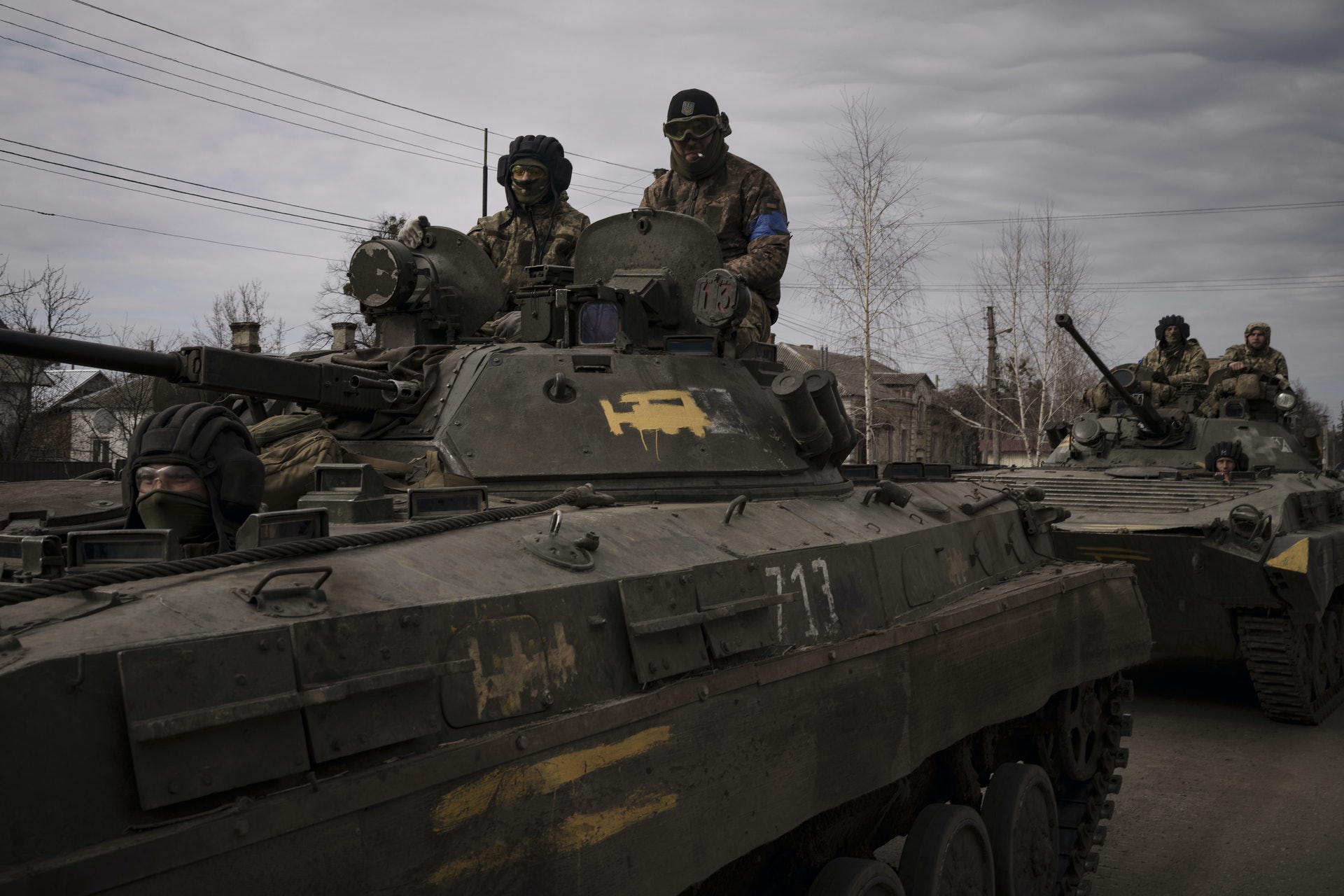 烏克蘭局勢:2022年3月28日,烏克蘭Trostsyanets鎮的烏克蘭軍人坐在坦克上。Trostsyanets自戰爭初期就被俄羅斯佔領,最近又被烏克蘭軍隊奪回。(AP) 烏克蘭局勢:2022年3月28日,烏克蘭Trostsyanets鎮的烏克蘭軍人坐在坦克上。Trostsyanets自戰爭初期就被俄羅斯佔領,最近又被烏克蘭軍隊奪回。(AP)