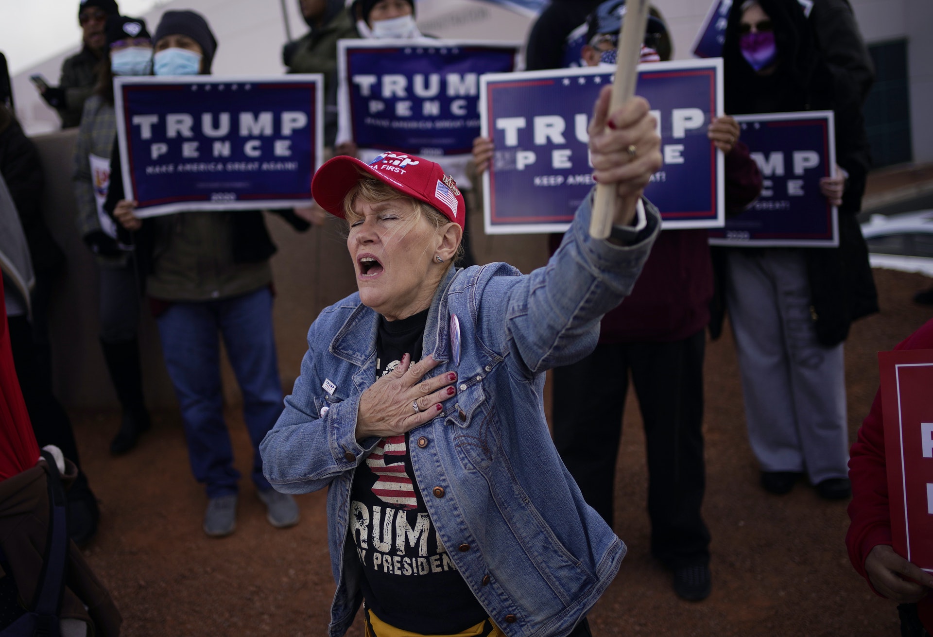 2020年11月8日，在北拉斯維加斯舉行的克拉克縣選舉部外部選舉抗議中，美國總統特朗普（Donald Trump）的支持者舉起了手。（AP）