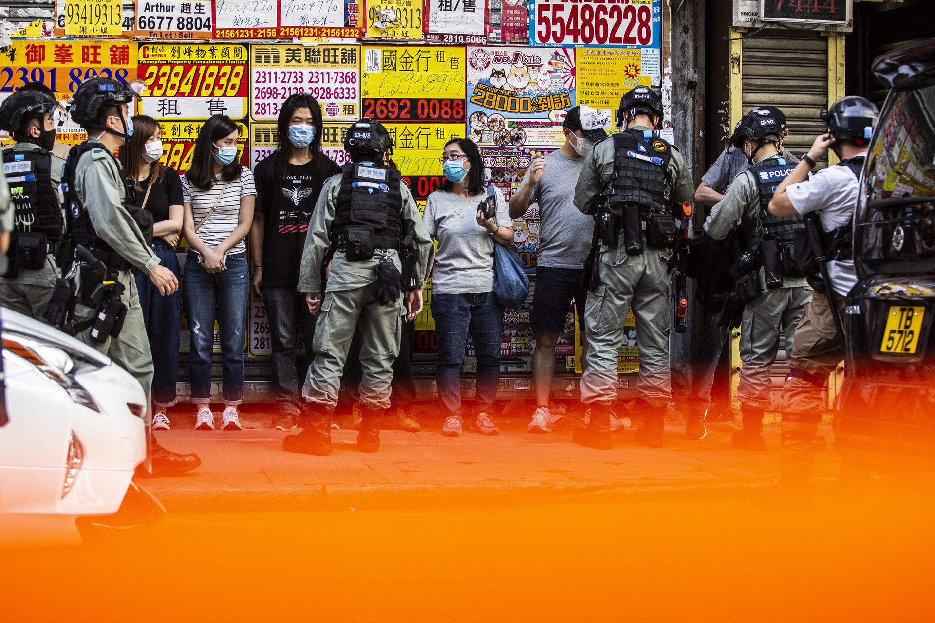 2020年6月28日,在香港舉行的反對港版國安法的抗議活動中,警方攔截並搜查人群。(AFP) 2020年6月28日,在香港舉行的反對港版國安法的抗議活動中,警方攔截並搜查人群。(AFP)
