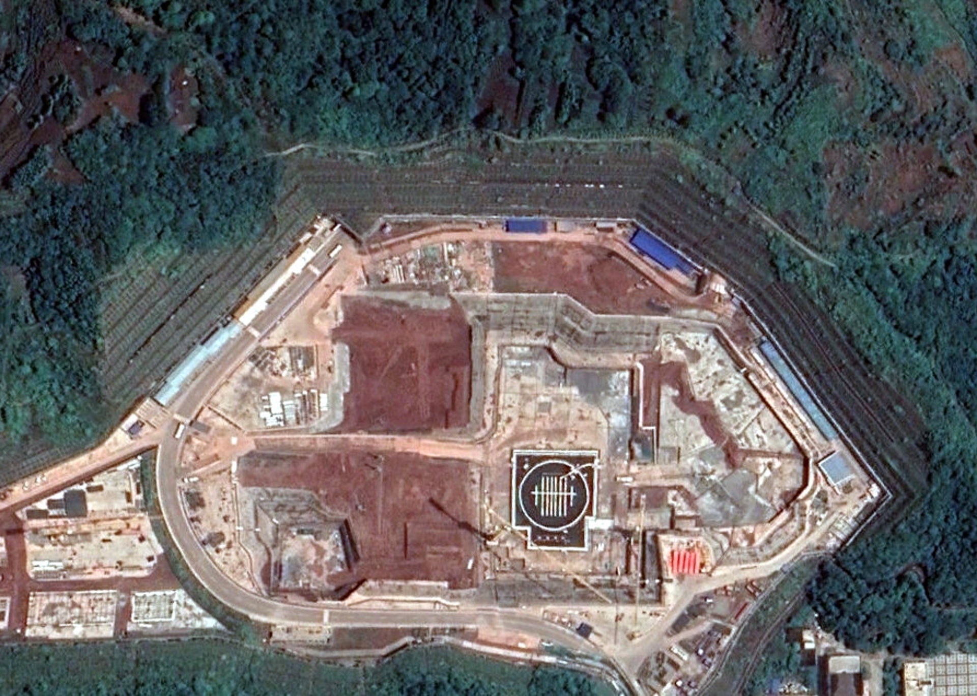 中国003号航母卫星照曝光 被称“中国版福特级航母”