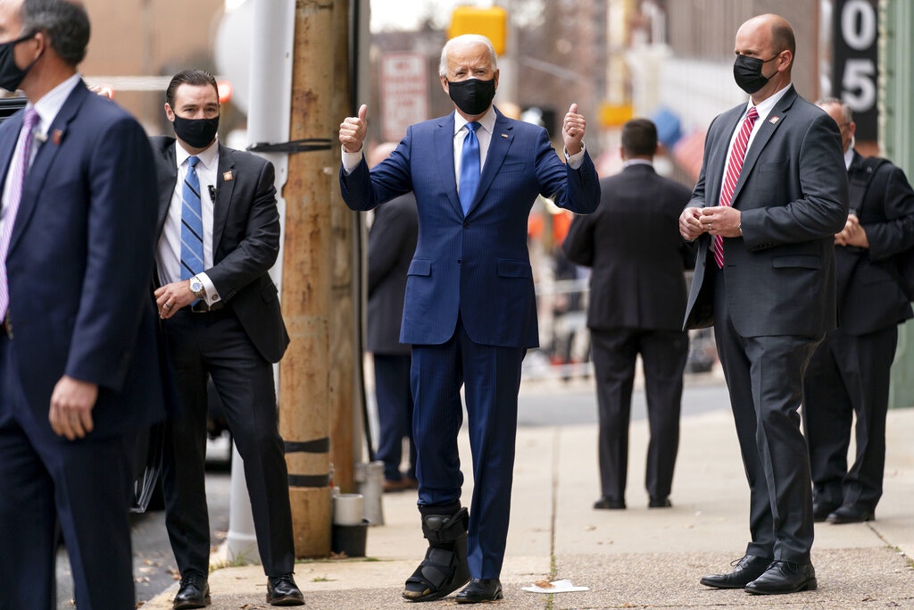 拜登12月1日在特拉華州威爾明頓皇后劇院下車，並主動同在場的媒體記者打招呼。這是拜登足部骨折後首次露面。（AP）