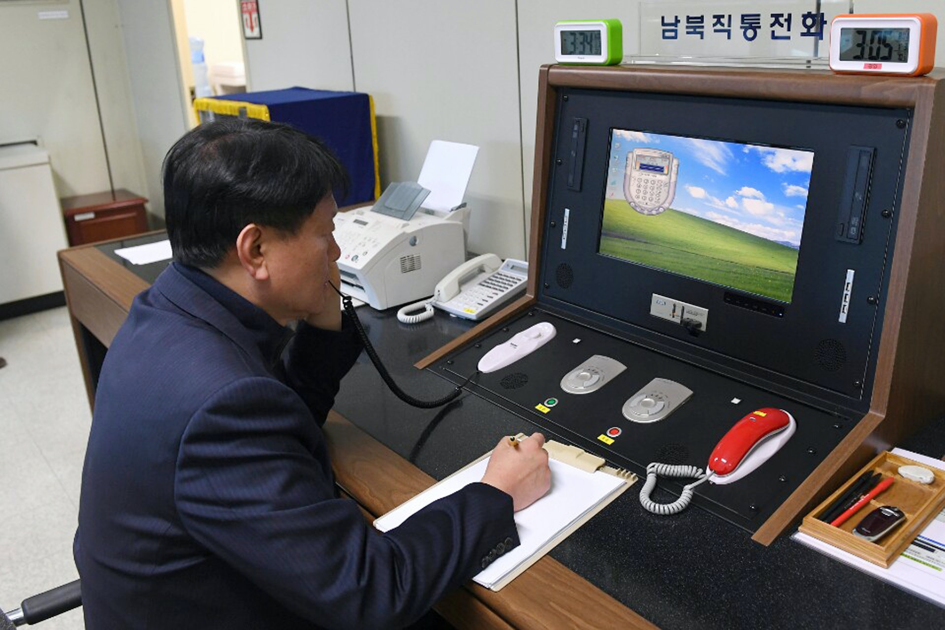朝鮮6月9日中午起中斷所有與韓國的聯絡渠道。圖為韓朝2018年1月重啟板門店的專線,當時兩國關係逐漸回暖。(AP) 朝鮮6月9日中午起中斷所有與韓國的聯絡渠道。圖為韓朝2018年1月重啟板門店的專線,當時兩國關係逐漸回暖。(AP)