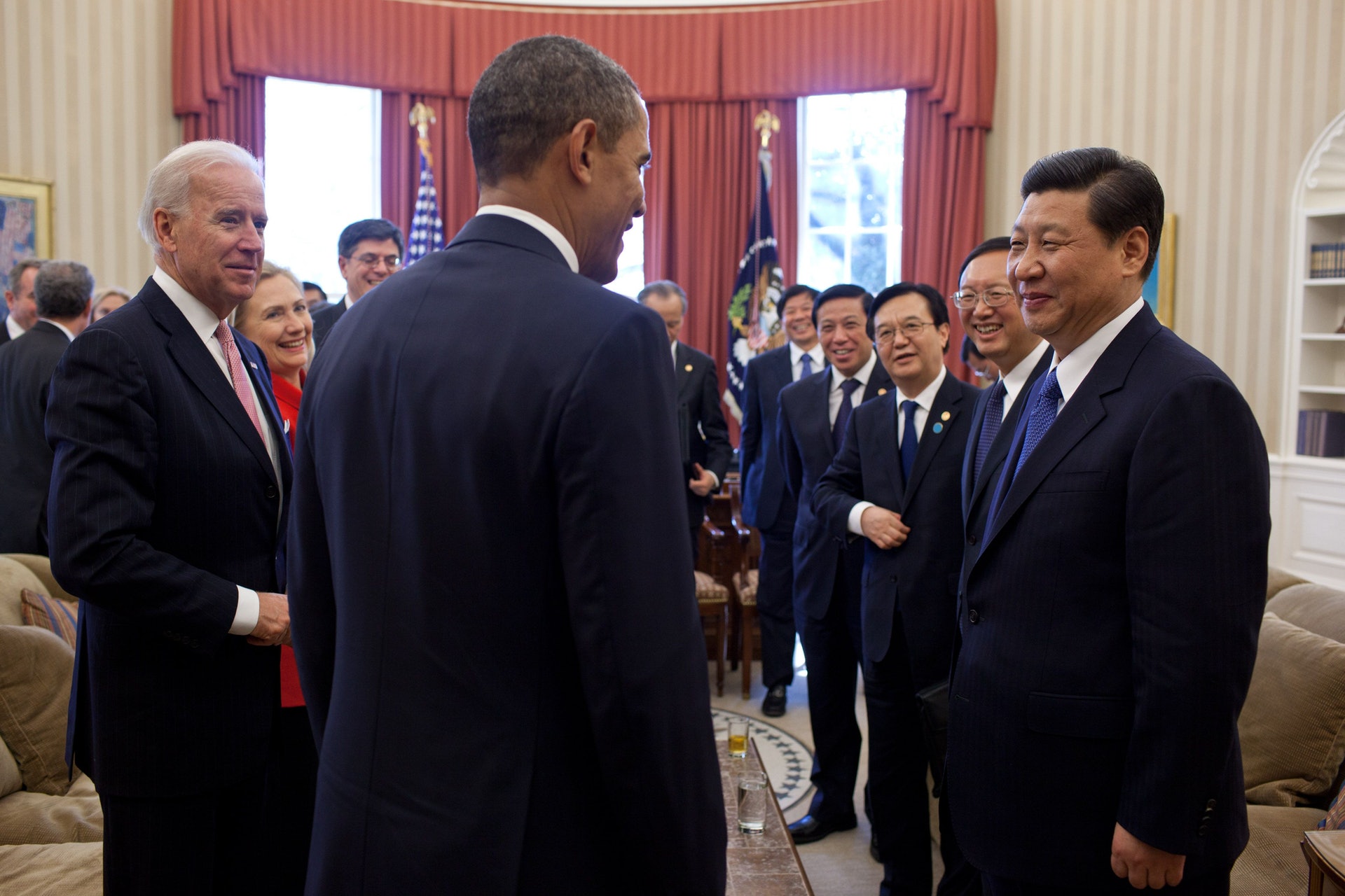 2012年2月14日,在美國白宮橢圓形辦公室內,時任美國總統奧巴馬(Barack Obama)和時任副總統拜登等內閣成員接待到訪的時任中國國家副主席習近平。(白宮官網) 2012年2月14日,在美國白宮橢圓形辦公室內,時任美國總統奧巴馬(Barack Obama)和時任副總統拜登等內閣成員接待到訪的時任中國國家副主席習近平。(白宮官網)