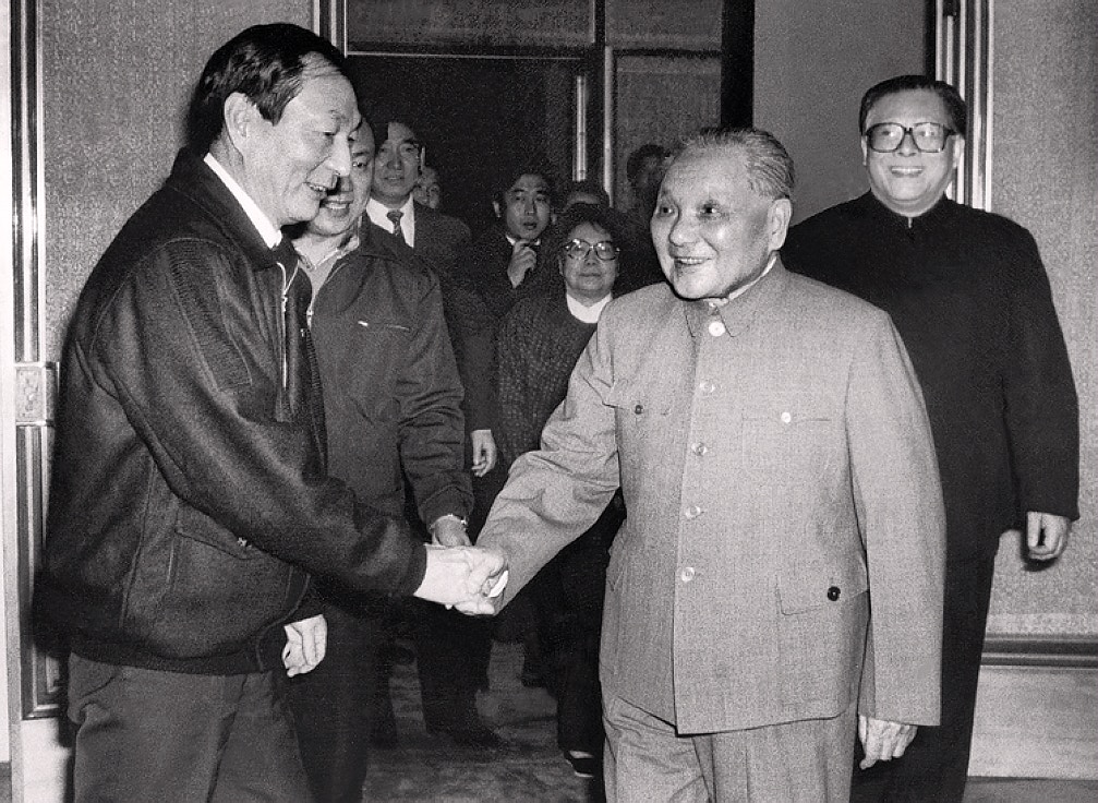 On February 5, 1989, Jiang Zemin and Zhu Rongji accompanied Deng Xiaoping to celebrate the Spring Festival with Shanghai's Party, government, and military leaders. (China Communist Party News Network)