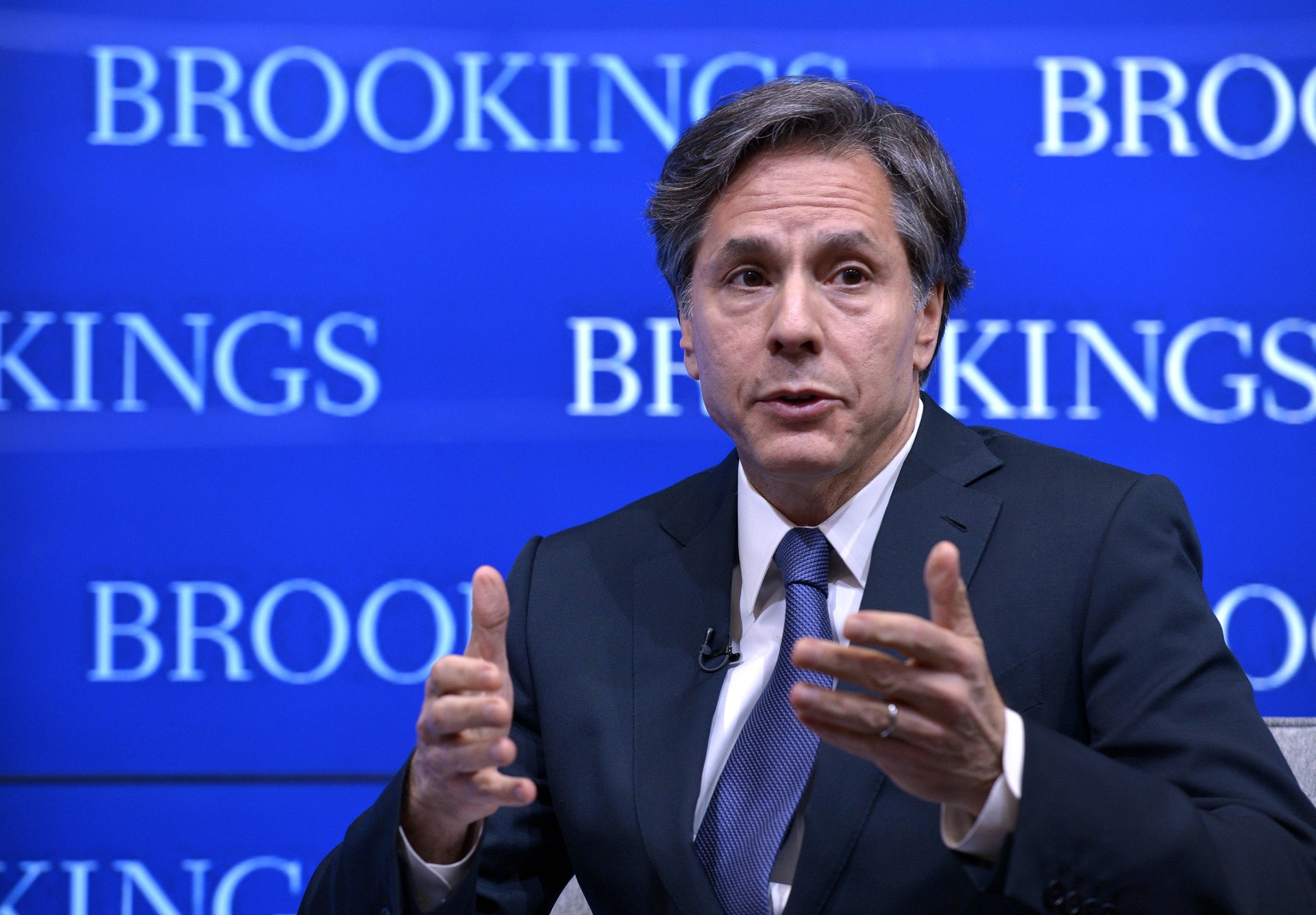 2015年3月31日,美國常務副國務卿布林肯在華盛頓的布魯金斯學會發表演講。 美國常務副國務卿布林肯當日表示,美國不以「零和」眼光看待中國在中亞地區的投資行為,美中兩國為中亞發展所做努力具有互補性。(新華社) 2015年3月31日,美國常務副國務卿布林肯在華盛頓的布魯金斯學會發表演講。 美國常務副國務卿布林肯當日表示,美國不以「零和」眼光看待中國在中亞地區的投資行為,美中兩國為中亞發展所做努力具有互補性。(新華社)