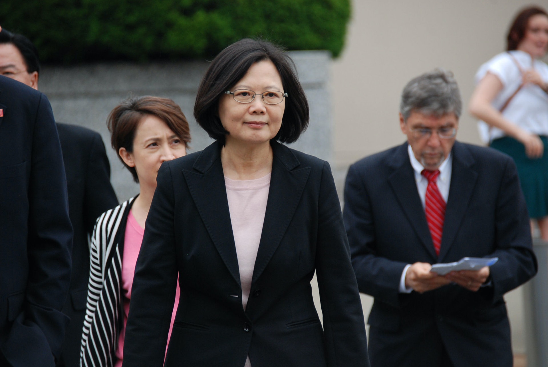 2015年6月4日,蔡英文繼3日拜會白宮國安會,進入副總統辦公的艾森豪威爾行政大樓後,4日約2時從美國國務院C街正門進入國務院與副國務卿布林肯等官員進行會晤。(資料圖片/中央社) 2015年6月4日,蔡英文繼3日拜會白宮國安會,進入副總統辦公的艾森豪威爾行政大樓後,4日約2時從美國國務院C街正門進入國務院與副國務卿布林肯等官員進行會晤。(資料圖片/中央社)