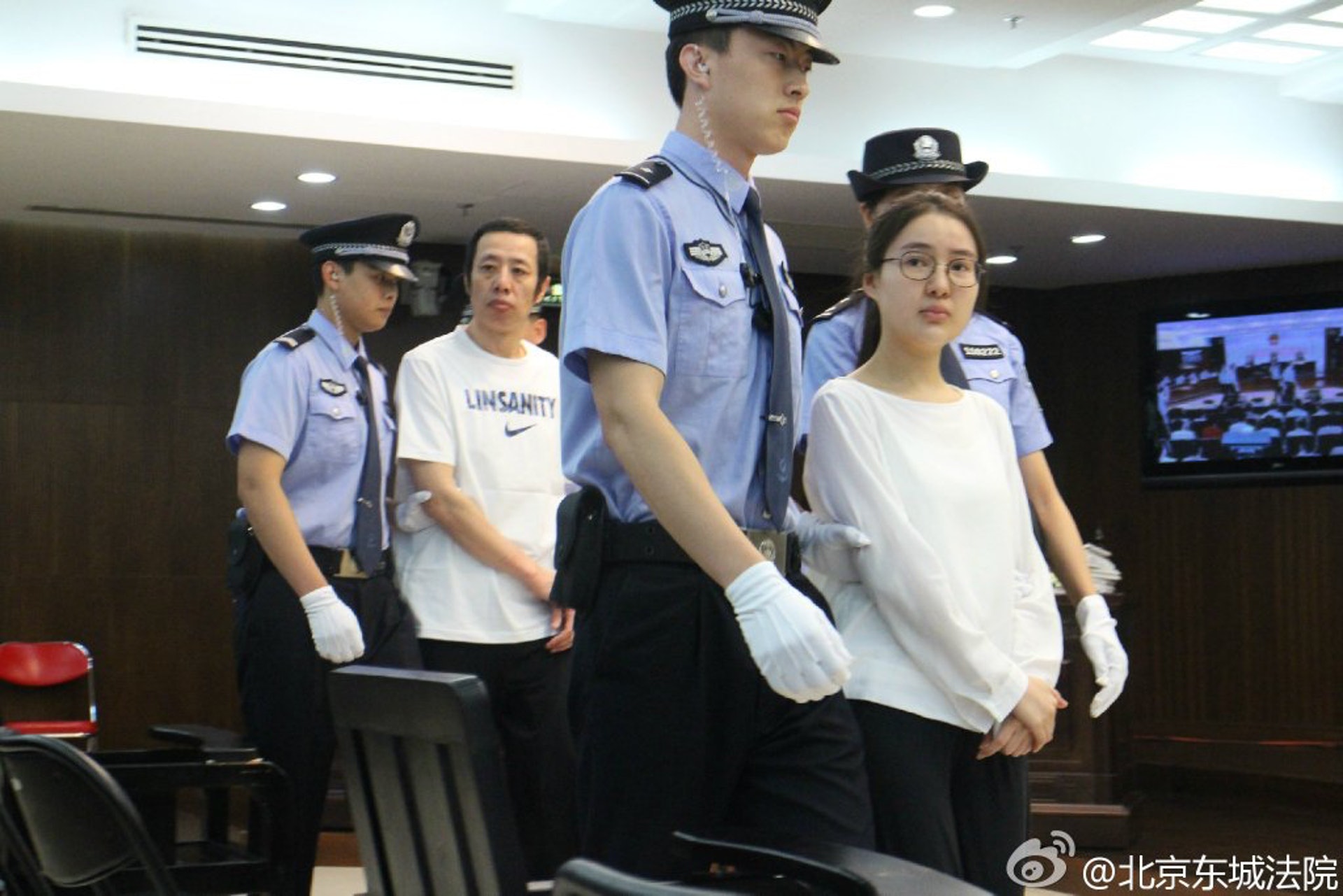 郭美美被押送到法院的畫面。（微博@北京東城法院）