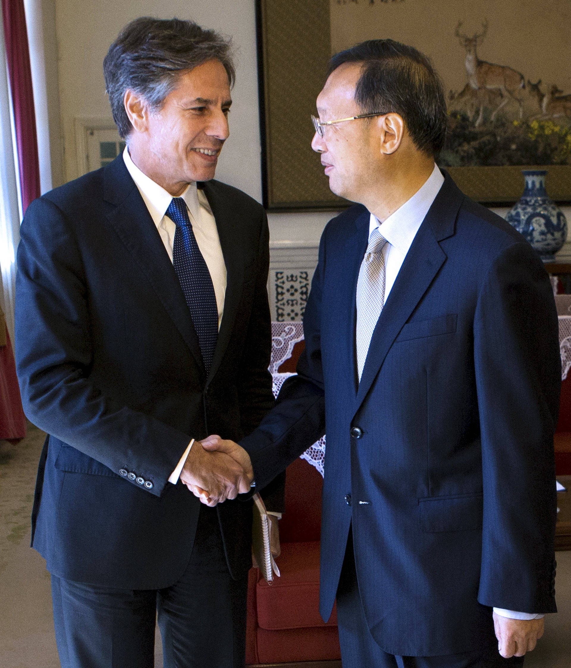 2015年10月8日，中國國務委員楊潔篪會見美國國務院副秘書長布林肯。圖為楊潔篪與布林肯握手。（Reuters）
