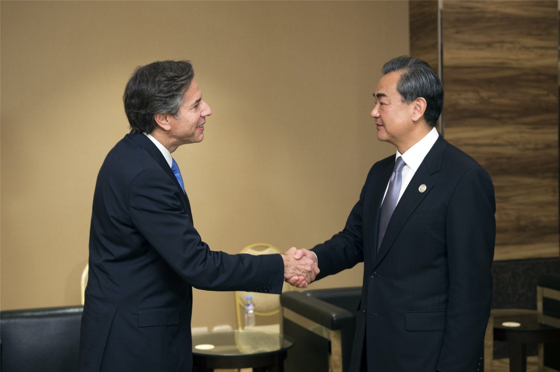 2015年11月17日，中國外交部部長王毅（右）在菲律賓馬尼拉應約會見美國常務副國務卿布林肯。（新華社）