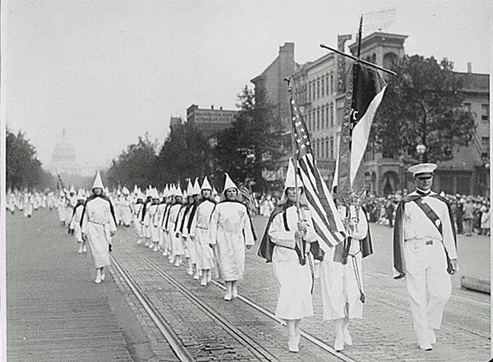 1928年三K党在华盛顿宾夕法尼亚大街游行。(图源:维基百科公有领域)