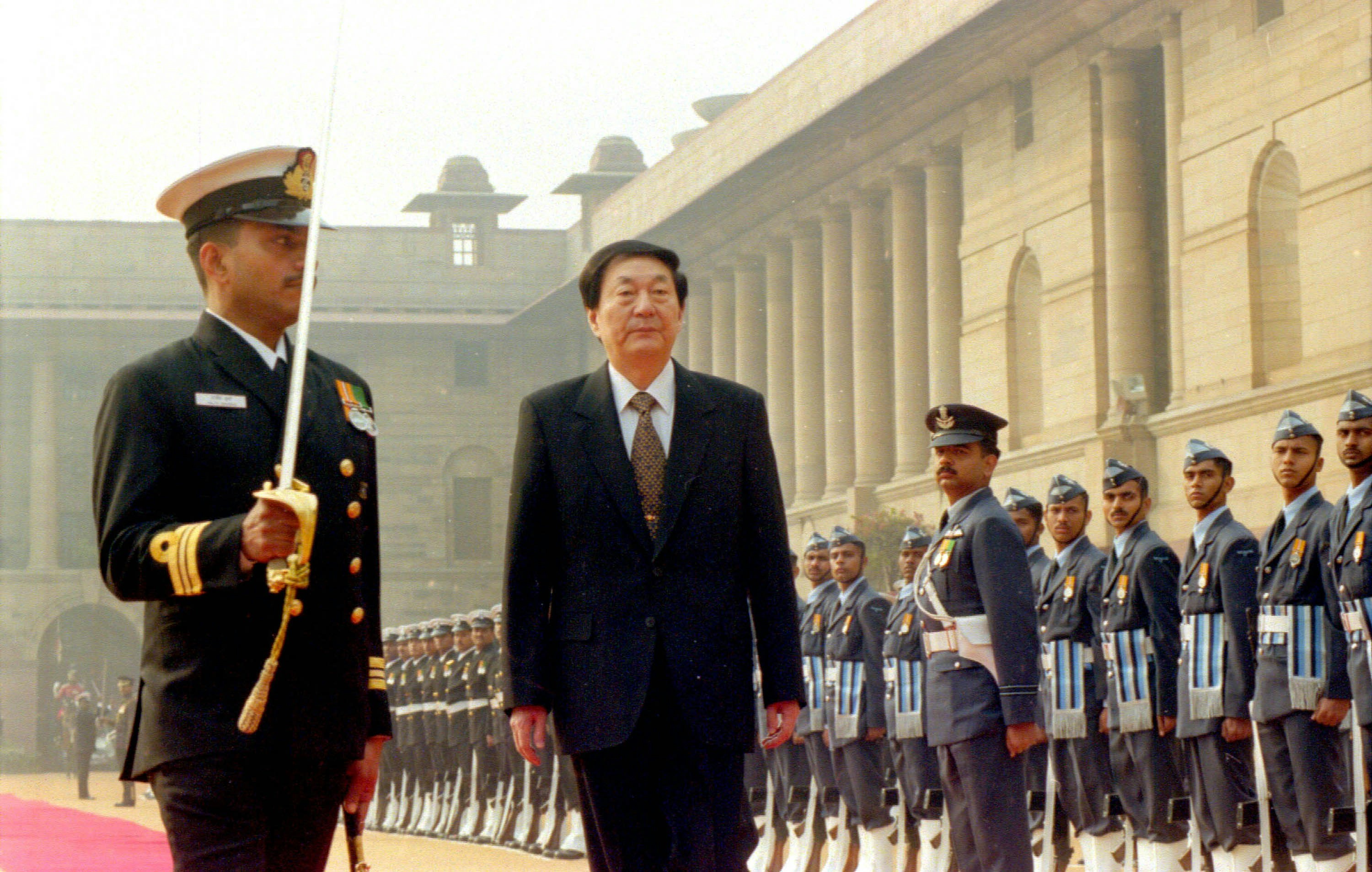 2002年1月14日，印度新德里，時任中國總理朱鎔基檢閲印軍儀仗隊。（VCG）