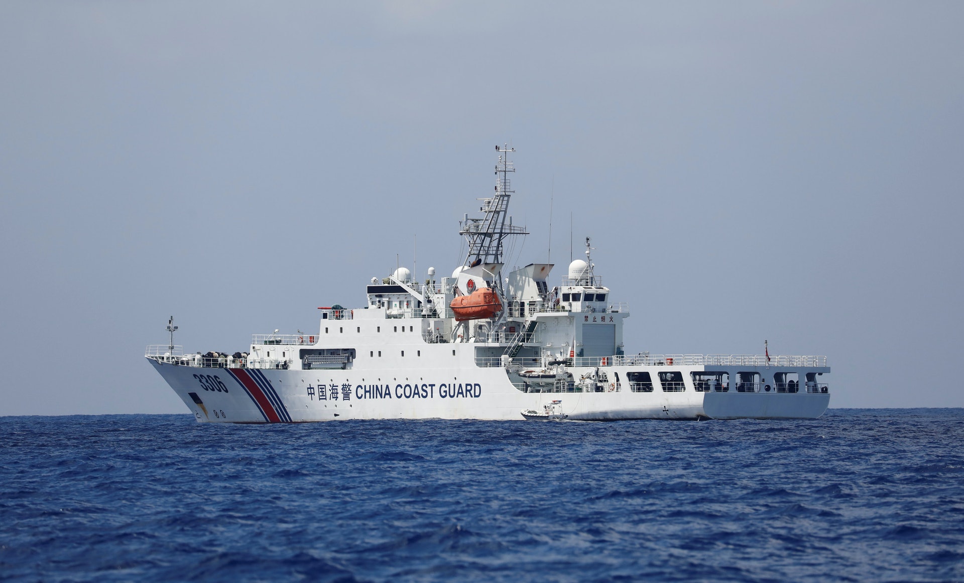 中國目前擁有多艘萬噸級執法船,在東海、南海等海域進行巡視。圖為2017年4月6日,中國海警船在黃巖島(菲律賓稱帕納塔格礁)海域附近巡航。(Reuters) 中國目前擁有多艘萬噸級執法船,在東海、南海等海域進行巡視。圖為2017年4月6日,中國海警船在黃巖島(菲律賓稱帕納塔格礁)海域附近巡航。(Reuters)