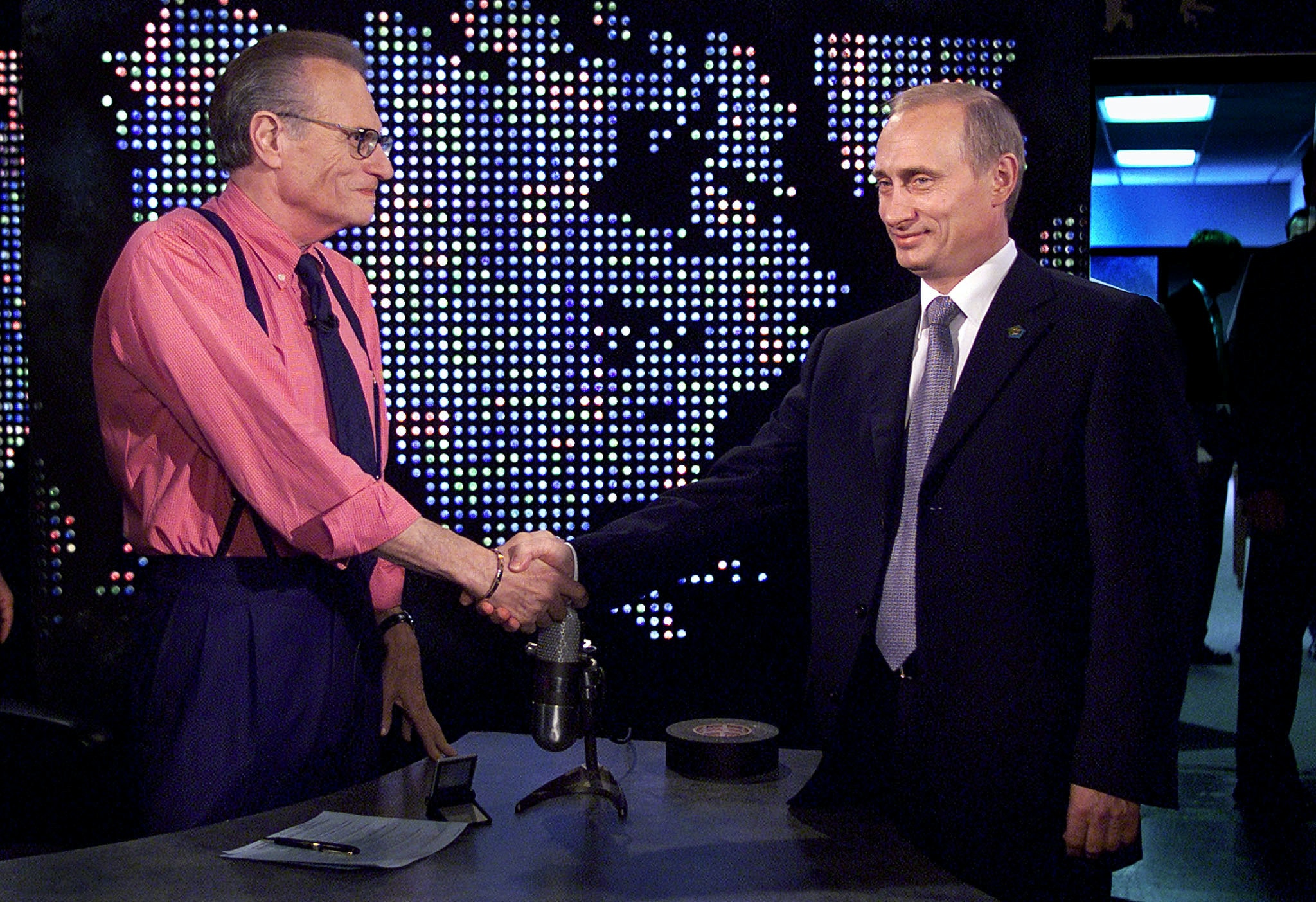 Larry King：圖為2000年9月，俄羅斯總統普京和Larry King握手，然後錄製Larry King Show。（Reuters）