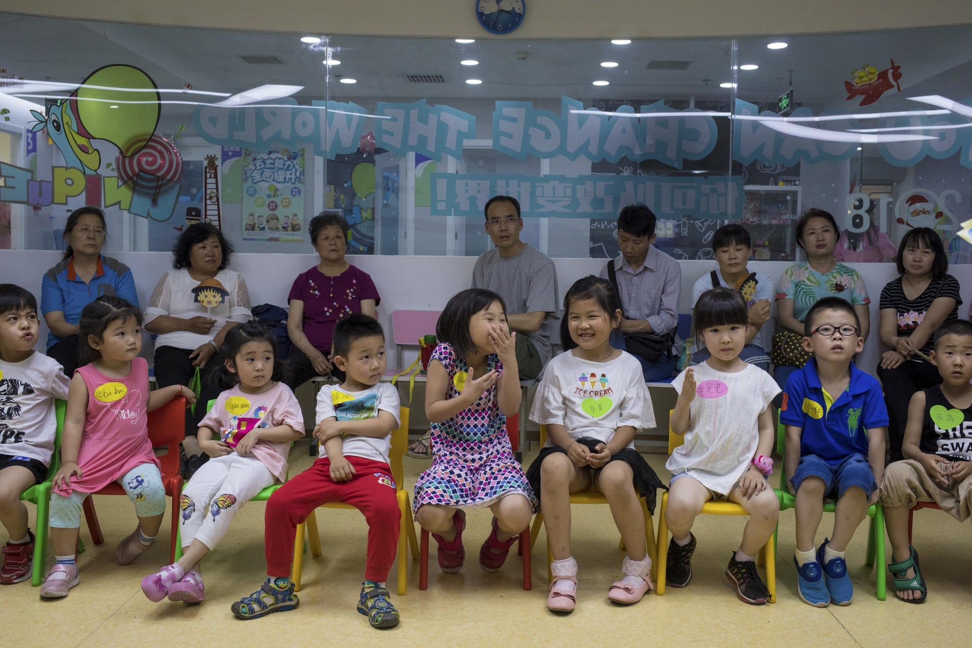 2018年5月26日,北京一家幼小銜接教育機構的活動室內,孩子們和家長同處一室。(視覺中國) 2018年5月26日,北京一家幼小銜接教育機構的活動室內,孩子們和家長同處一室。(視覺中國)