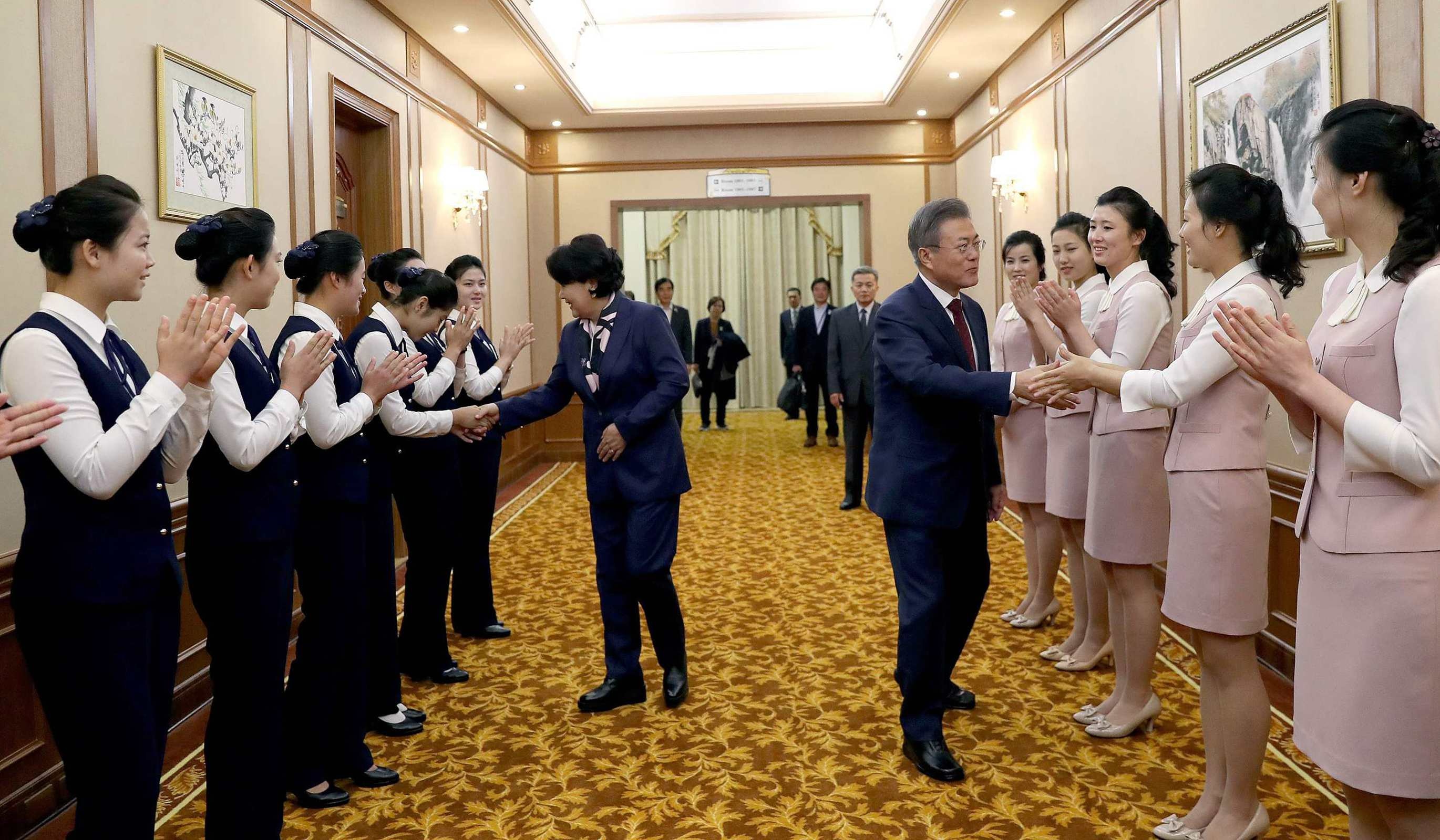 2018年9月20日，正在朝鮮訪問的韓國總統文在寅夫婦離開平壤百花園迎賓館前往白頭山。（視覺中國）