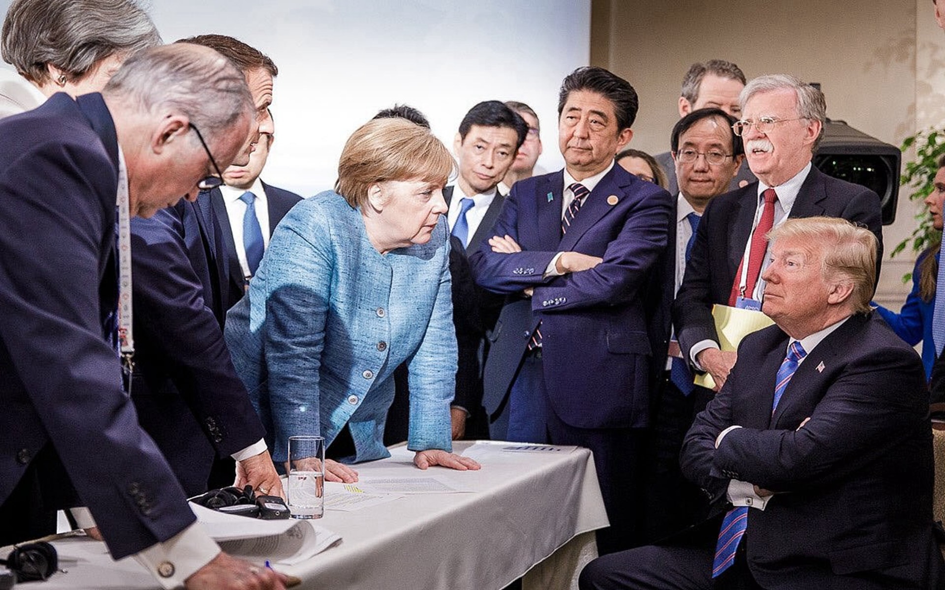 2018年6月,七國集團領導人峰會期間,德國總理默克爾(Angela Merkel)等國家領導人與美國總統特朗普交談。這張照片引發熱議,被認為全面反映了盟友同美國的矛盾。 (VCG) 2018年6月,七國集團領導人峰會期間,德國總理默克爾(Angela Merkel)等國家領導人與美國總統特朗普交談。這張照片引發熱議,被認為全面反映了盟友同美國的矛盾。 (VCG)