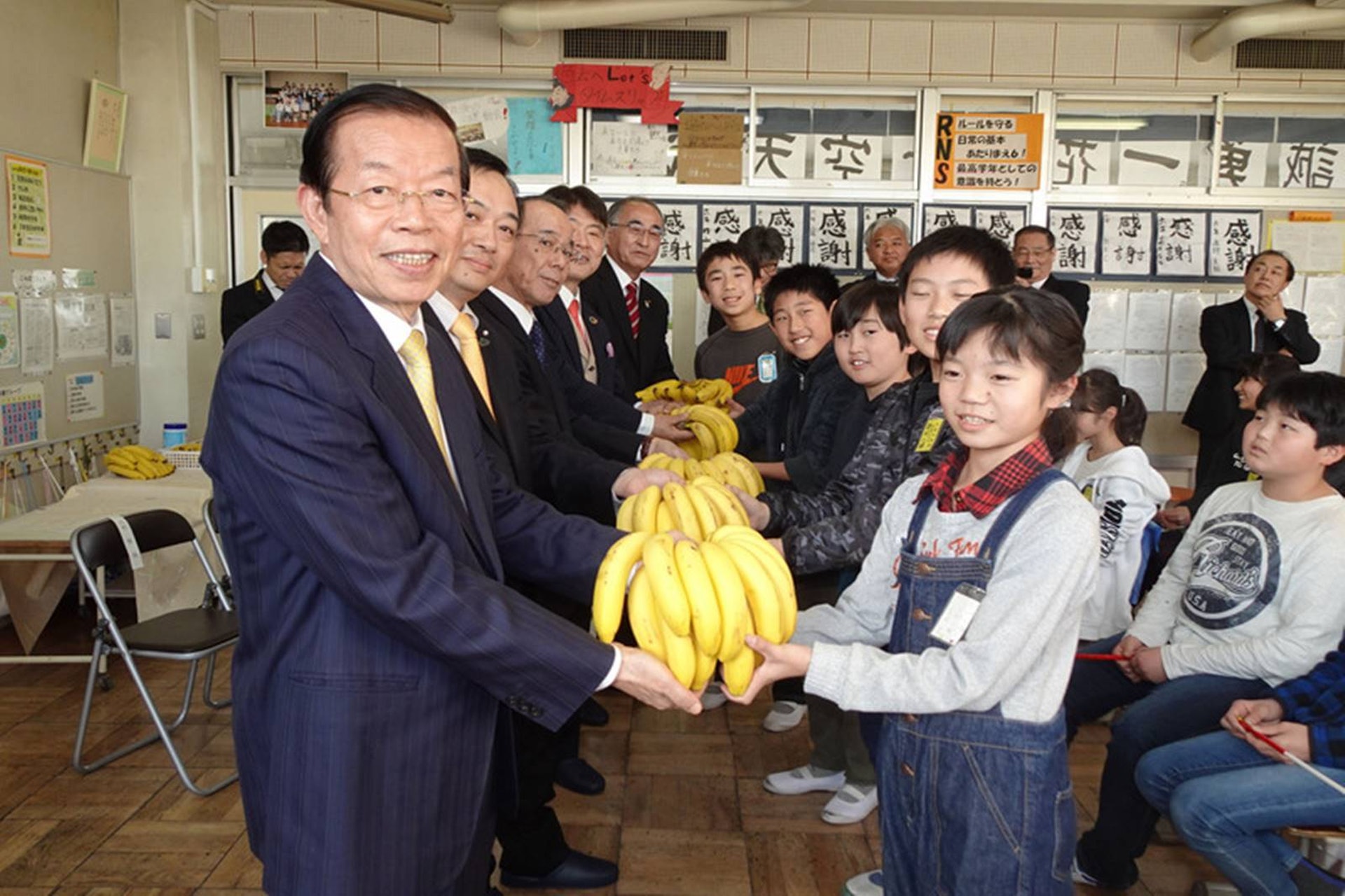 台灣水果輸日產值,近年來明顯成長,其中香蕉為主力之一。圖為台駐日代表謝長廷2019年1月在神奈川縣海老名市大谷小學出席贈台灣香蕉儀式。(中央社) 台灣水果輸日產值,近年來明顯成長,其中香蕉為主力之一。圖為台駐日代表謝長廷2019年1月在神奈川縣海老名市大谷小學出席贈台灣香蕉儀式。(中央社)