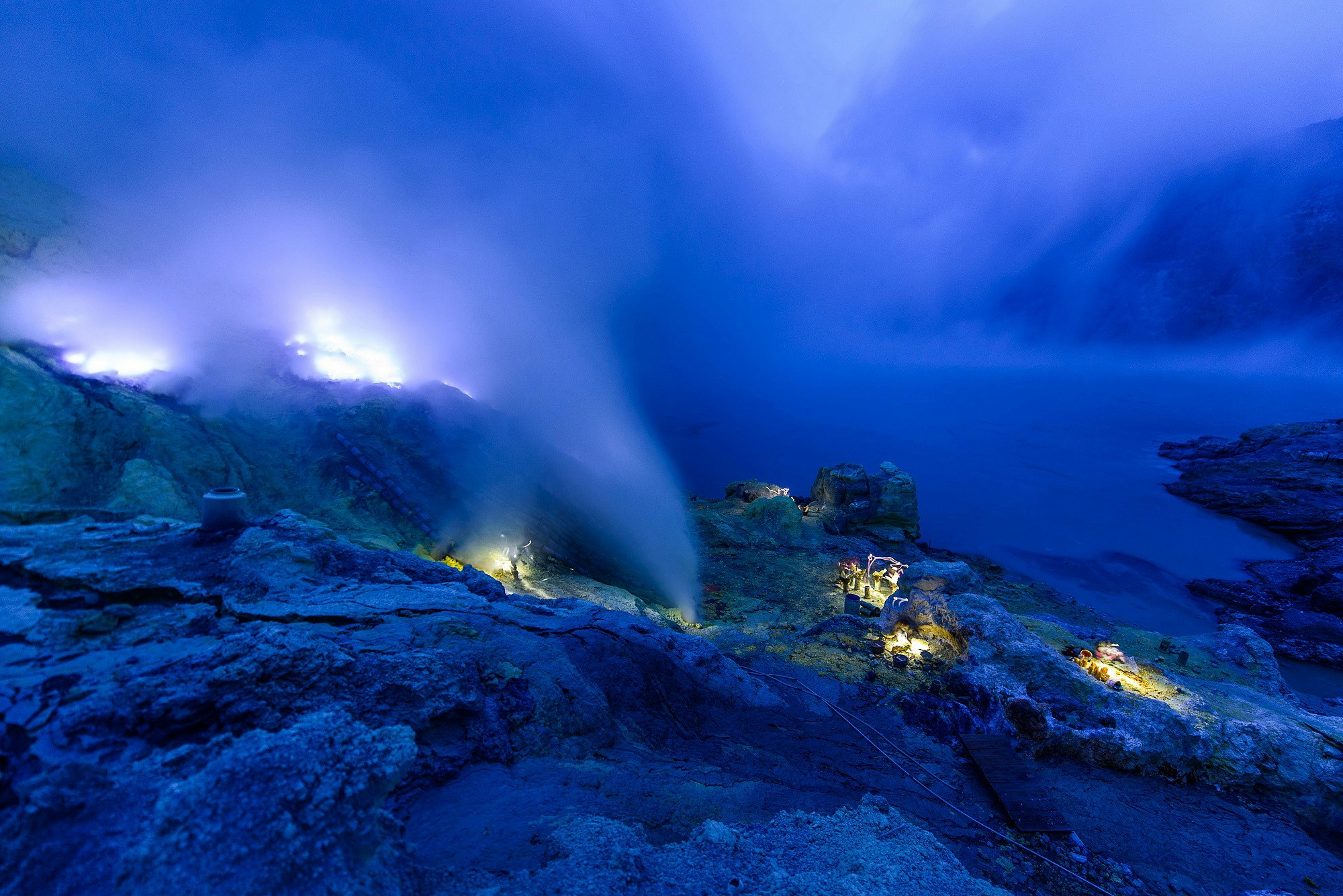 「伊真火山」（Kawah Ijen）著名的蓝色火焰景观。（网络图片）