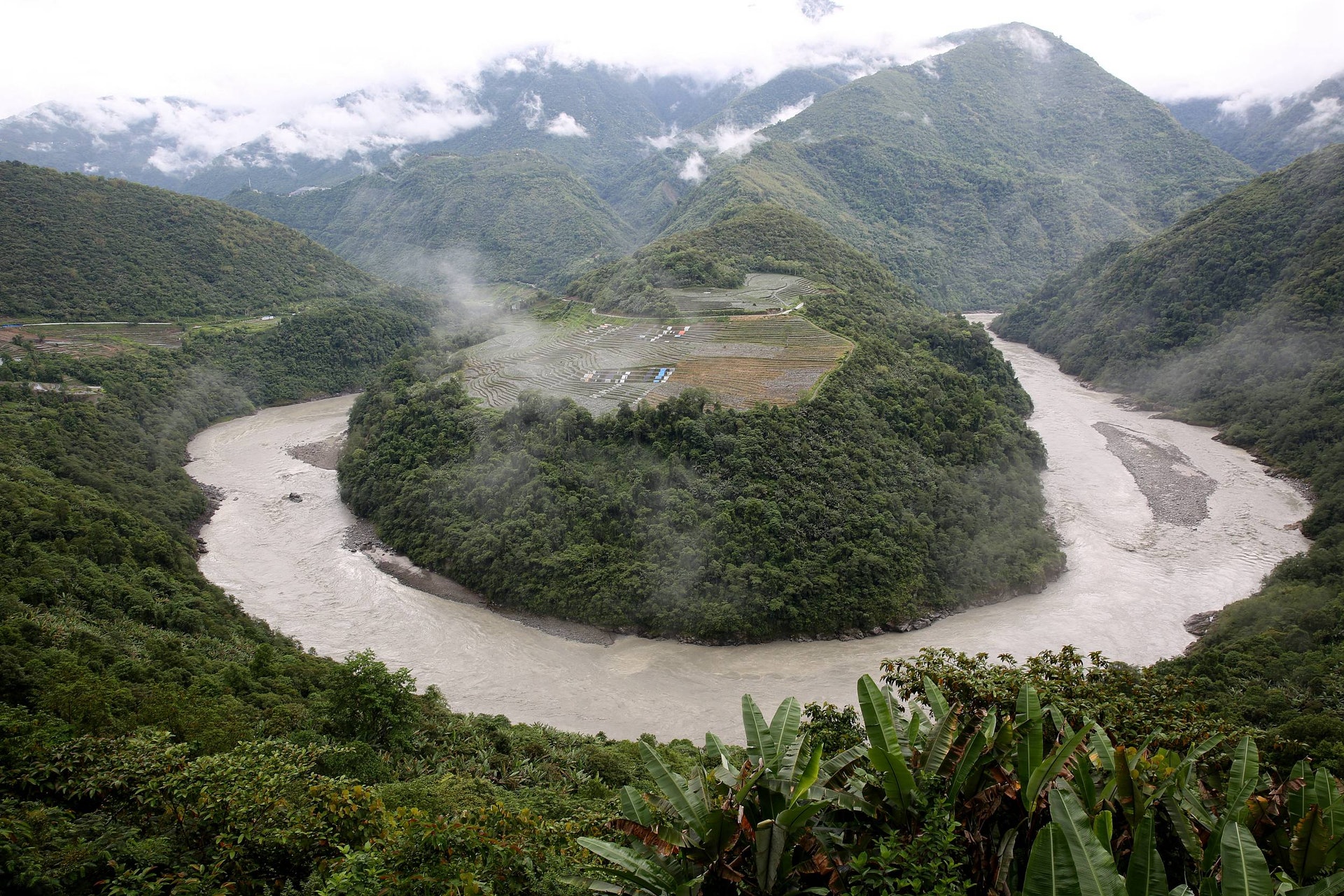 西藏林芝市墨脱縣著名的果果塘雅魯藏布江大拐彎處,因形似棒棒糖得名。(視覺中國) 西藏林芝市墨脱縣著名的果果塘雅魯藏布江大拐彎處,因形似棒棒糖得名。(視覺中國)