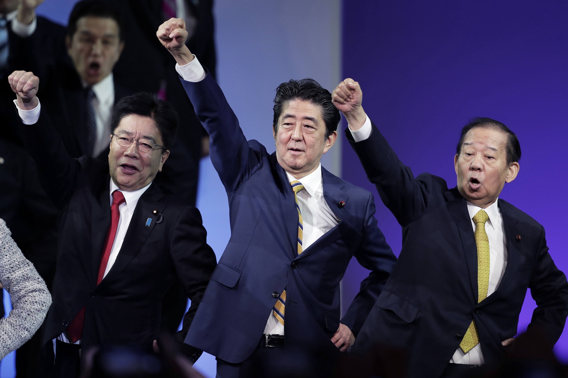 二阶俊博（右）凭借老练的政治手腕获得日本前首相安倍晋三和现任首相菅义伟的信任，正在刷新历代干事长最长在任时间纪录。 （ Getty）