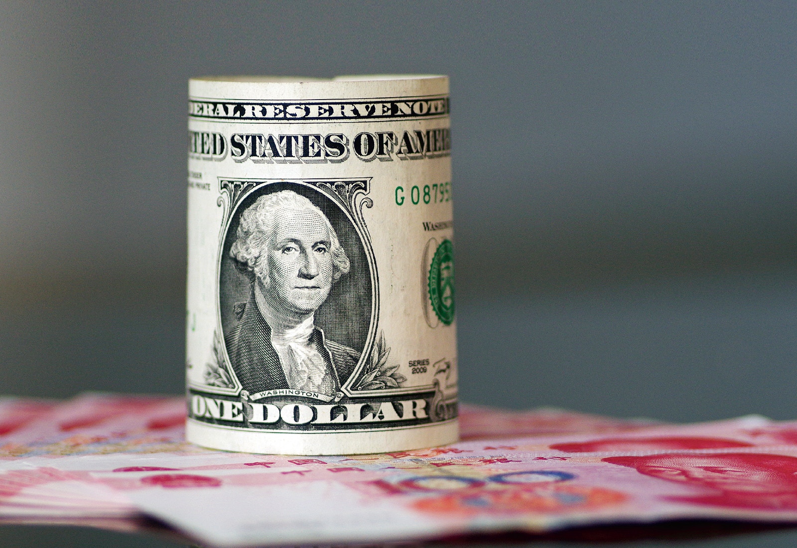 美國前財長保爾森：人民幣取代美元霸權存在重大障礙