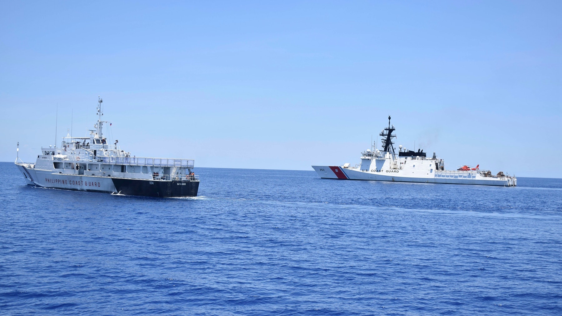 中國海警船被指在黃岩島逼近菲海警船 中方稱擁有附近海域主權 中國海警船被指在黃岩島逼近菲海警船 中方稱擁有附近海域主權