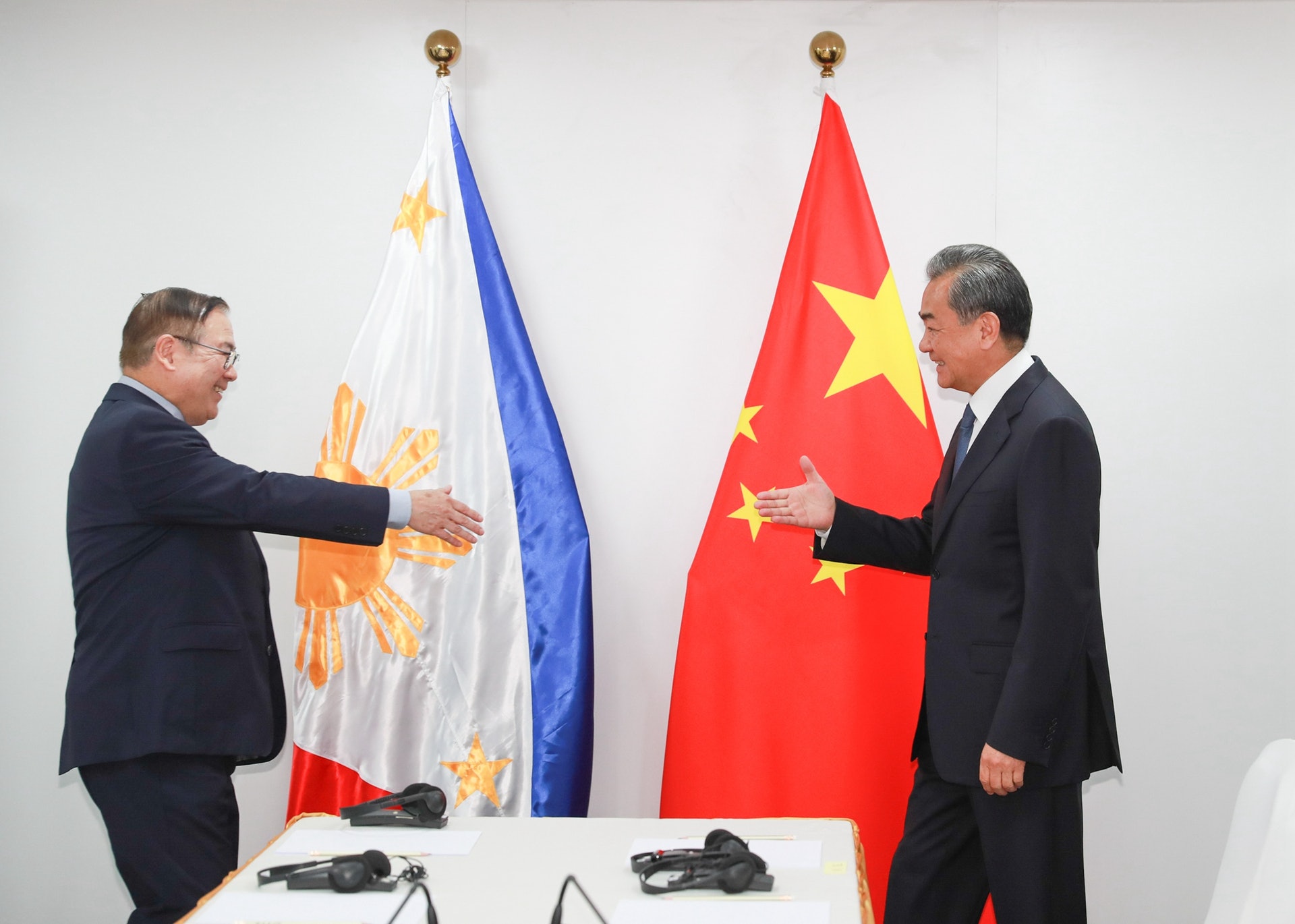 2019年7月30日，中国国务委员兼外交部长王毅（右）在泰国曼谷会见菲律宾外长洛钦（左）。 （新华社）