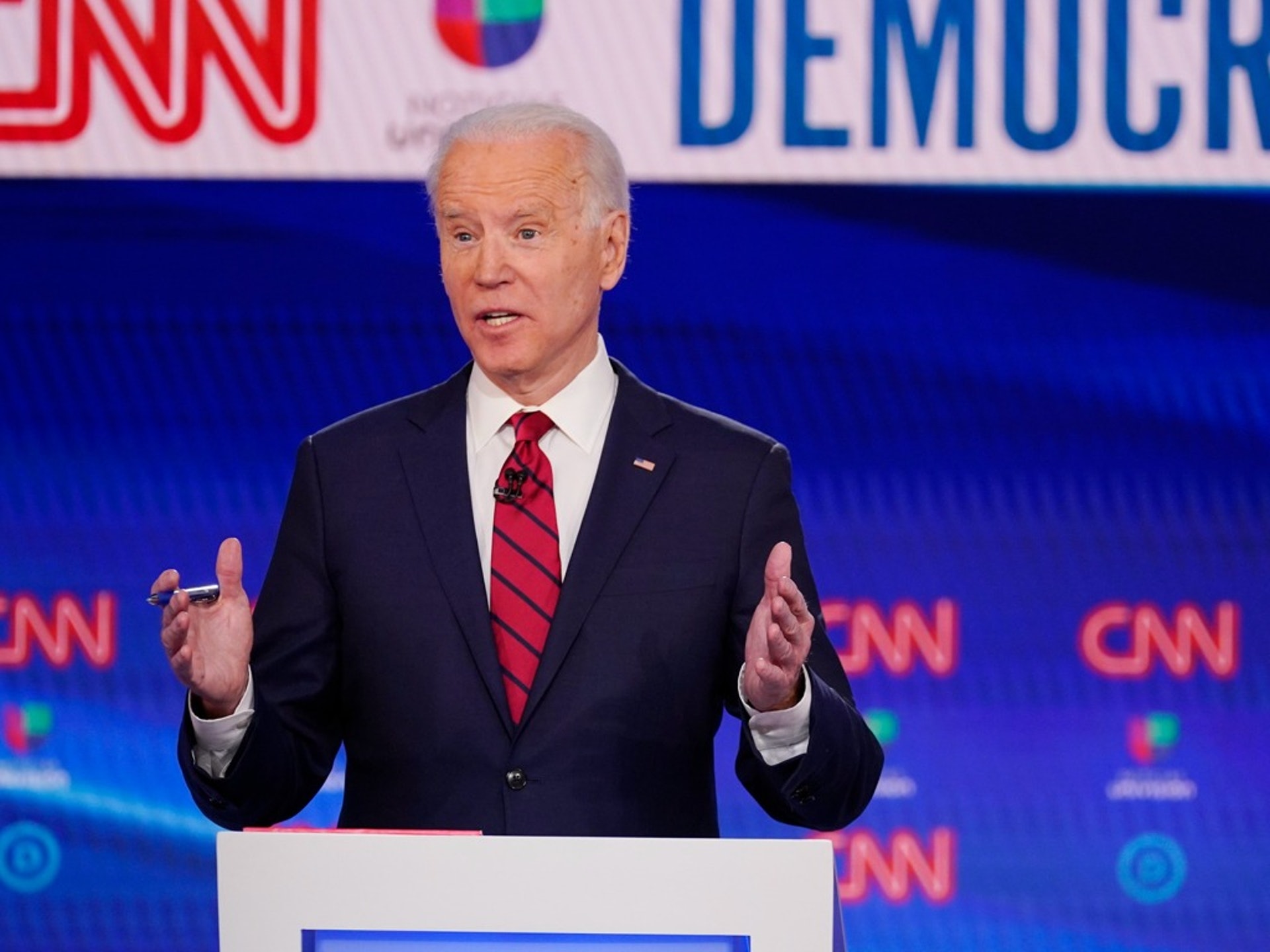 拜登於3月15日前往位於華盛頓的CNN演播室,參加民主黨總統初選辯論(AP) 拜登於3月15日前往位於華盛頓的CNN演播室,參加民主黨總統初選辯論(AP)