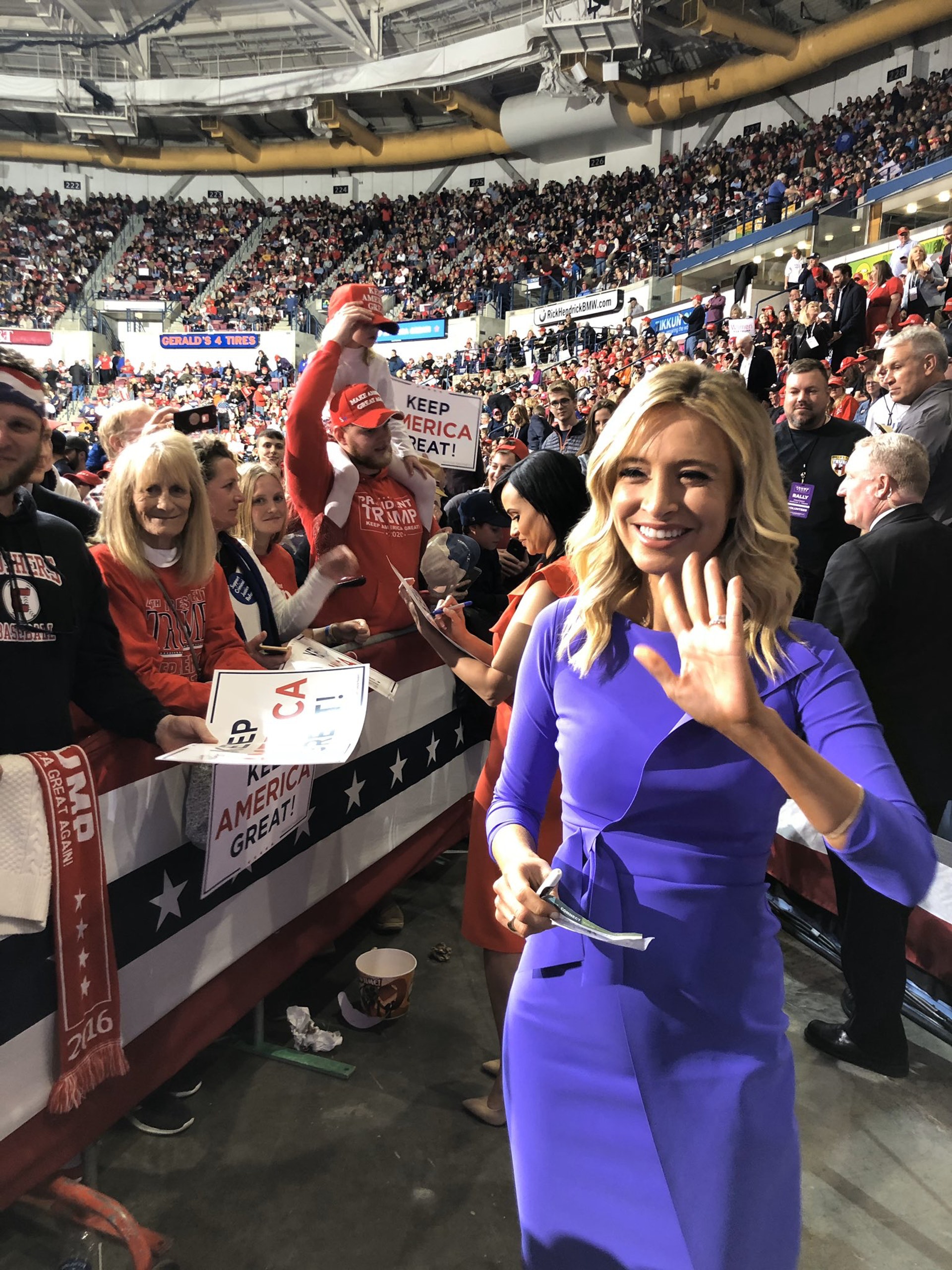 圖為麥克納尼2020年3月現身特朗普的連任競選活動(Twitter@kayleighmcenany) 圖為麥克納尼2020年3月現身特朗普的連任競選活動(Twitter@kayleighmcenany)