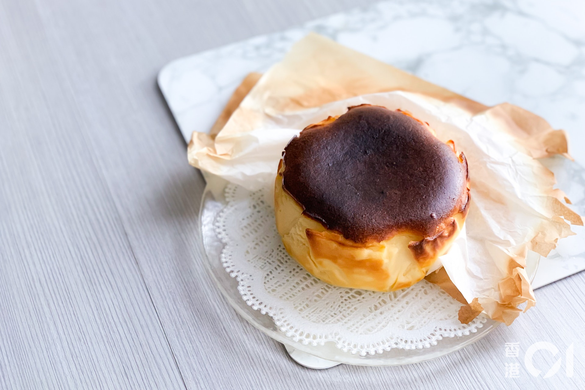 巴斯克焦香芝士蛋糕(Basque Burnt Cheesecake)為「優雅」刷新定義,夠燶才是真締。 巴斯克焦香芝士蛋糕(Basque Burnt Cheesecake)為「優雅」刷新定義,夠燶才是真締。