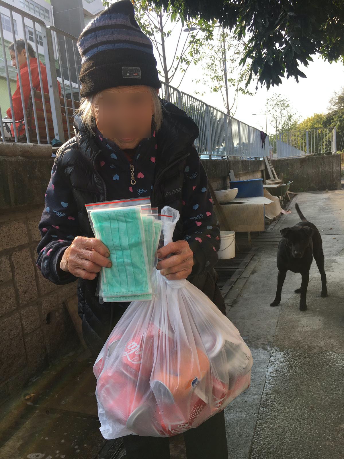 有份協助黑黑善終的義工Karen已認識了婆婆數年,她指婆婆已飼養黑黑十多年。(受訪者提供) 有份協助黑黑善終的義工Karen已認識了婆婆數年,她指婆婆已飼養黑黑十多年。(受訪者提供)